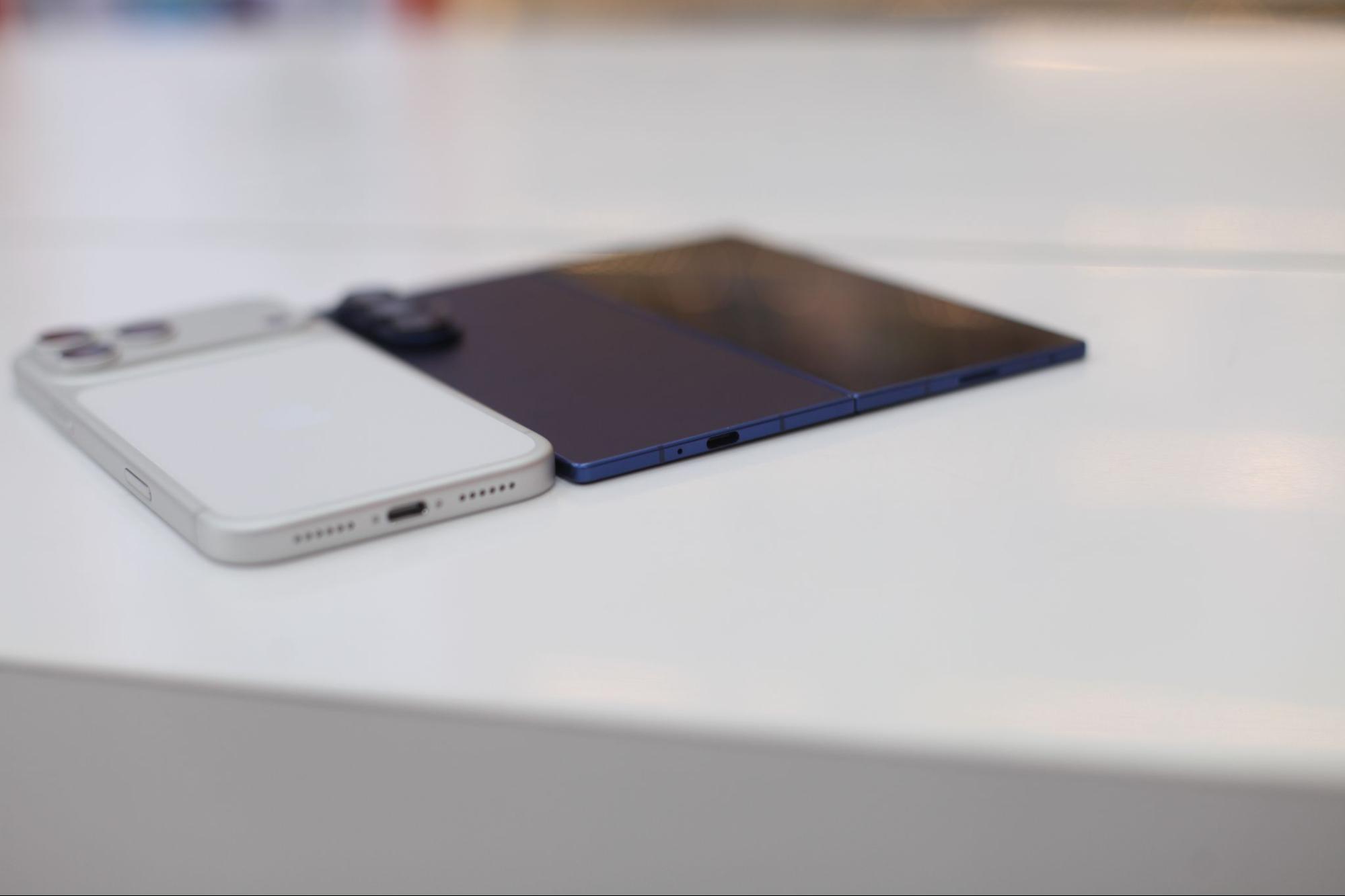 So găng 2 mẫu smartphone đầu bảng của Samsung và nhà Táo: ngang ngửa về mức giá nhưng khác biệt về hình thái- Ảnh 5. So găng 2 mẫu smartphone đầu bảng của Samsung và nhà Táo: ngang ngửa về mức giá nhưng khác biệt về hình thái- Ảnh 5.