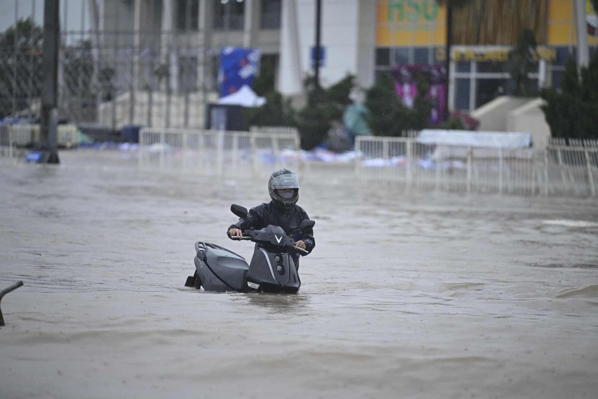 Chưa từng thấy: Người dân Hà Nội đi xuồng máy, bơi giữa "biển" Mỹ Đình- Ảnh 7. Chưa từng thấy: Người dân Hà Nội đi xuồng máy, bơi giữa "biển" Mỹ Đình- Ảnh 7.