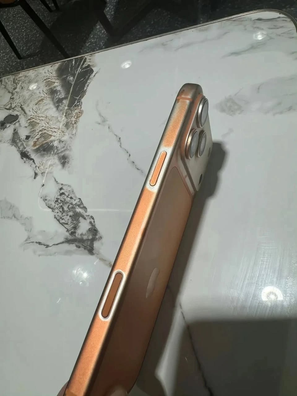 Sự thật iPhone 17 Pro Max “bay màu” sau khi lau bằng khăn ướt- Ảnh 2. Sự thật iPhone 17 Pro Max “bay màu” sau khi lau bằng khăn ướt- Ảnh 2.