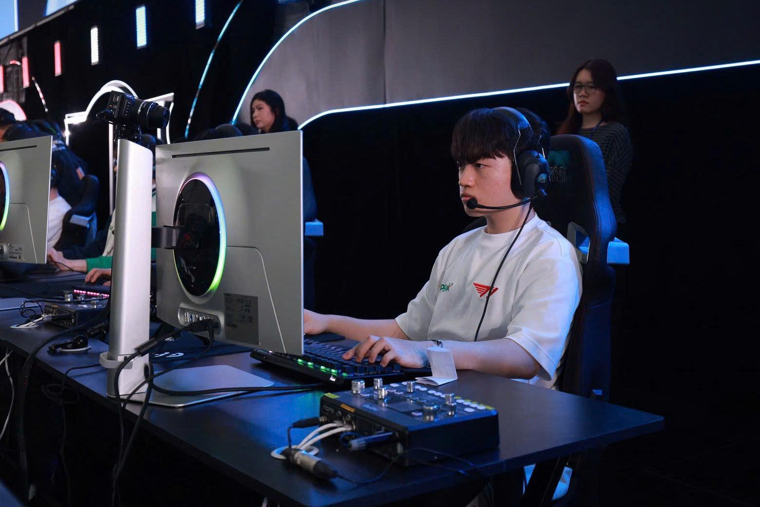 Màn hình Samsung Odyssey bất ngờ được chú ý sau trận đấu của T1 và All-Star Việt Nam - Ảnh 2. Màn hình Samsung Odyssey bất ngờ được chú ý sau trận đấu của T1 và All-Star Việt Nam - Ảnh 2.