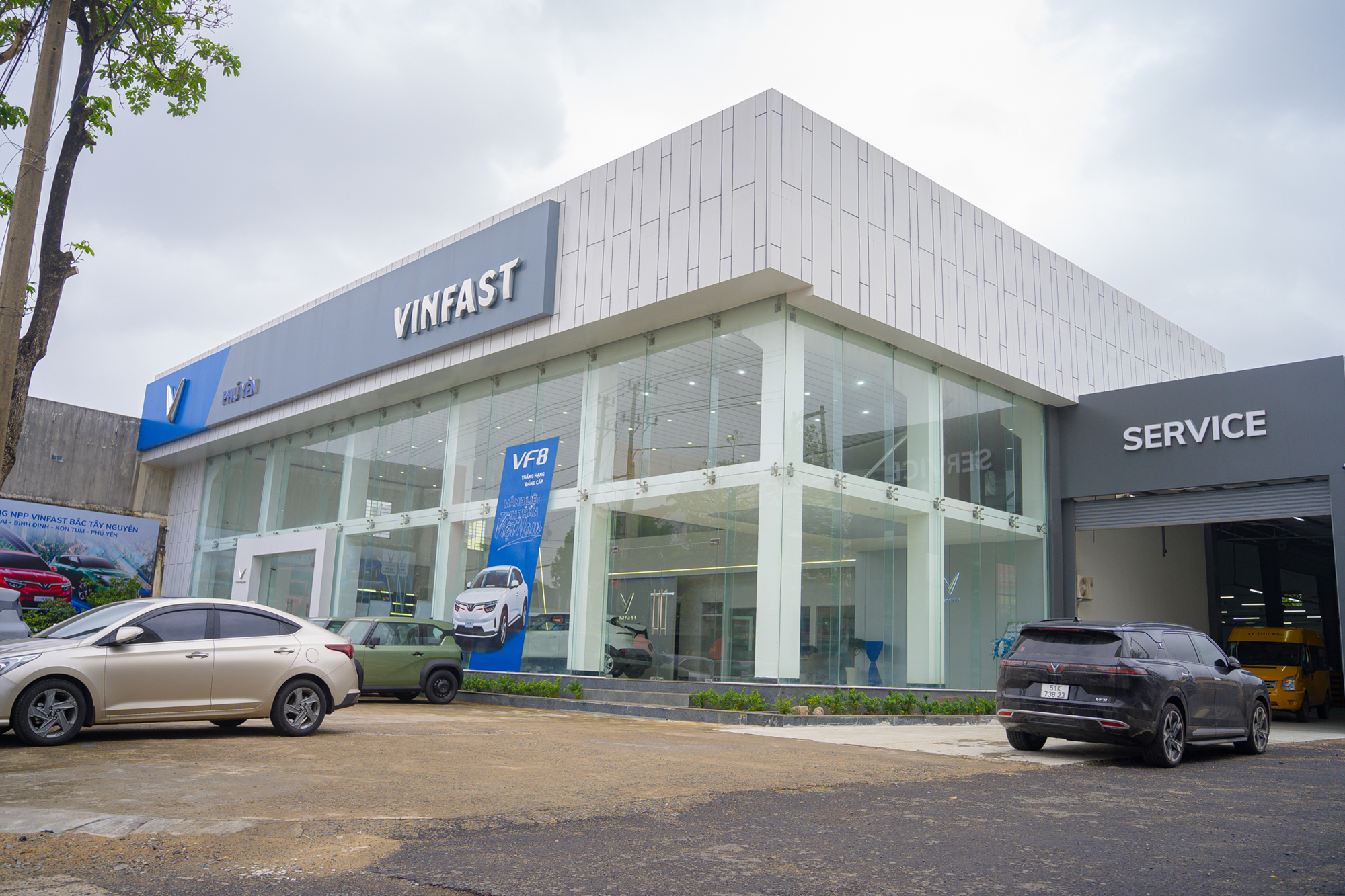 Xe VinFast 'phủ kín' chợ, quán cà phê, người dân dùng đón con, đưa dâu.., ước mơ của tỷ phú Phạm Nhật Vượng đang dần thành hiện thực- Ảnh 1. Xe VinFast 'phủ kín' chợ, quán cà phê, người dân dùng đón con, đưa dâu.., ước mơ của tỷ phú Phạm Nhật Vượng đang dần thành hiện thực- Ảnh 1.