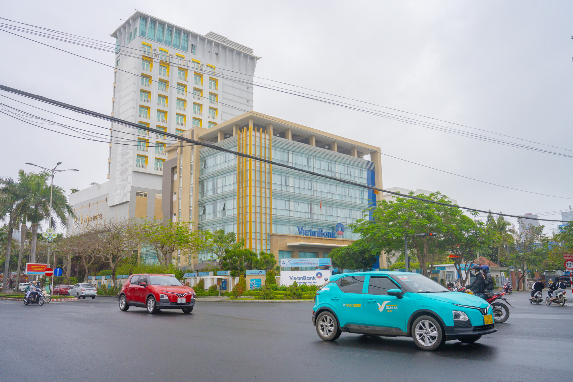 Xe VinFast 'phủ kín' chợ, quán cà phê, người dân dùng đón con, đưa dâu.., ước mơ của tỷ phú Phạm Nhật Vượng đang dần thành hiện thực- Ảnh 2. Xe VinFast 'phủ kín' chợ, quán cà phê, người dân dùng đón con, đưa dâu.., ước mơ của tỷ phú Phạm Nhật Vượng đang dần thành hiện thực- Ảnh 2.