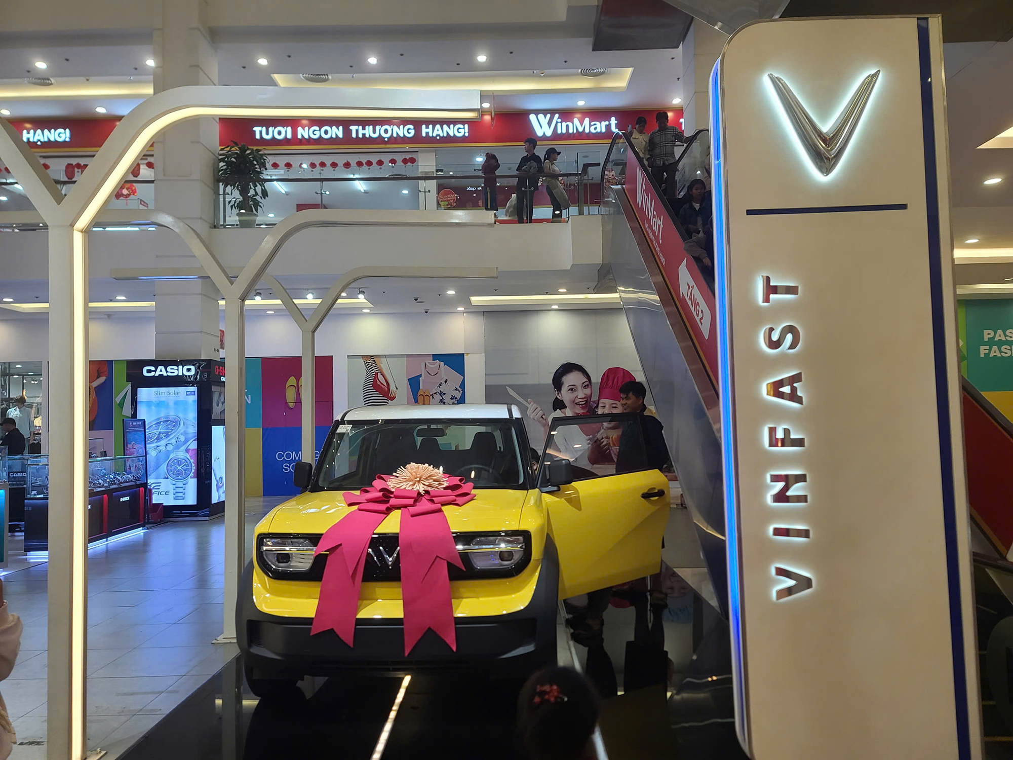 Xe VinFast 'phủ kín' chợ, quán cà phê, người dân dùng đón con, đưa dâu.., ước mơ của tỷ phú Phạm Nhật Vượng đang dần thành hiện thực- Ảnh 3. Xe VinFast 'phủ kín' chợ, quán cà phê, người dân dùng đón con, đưa dâu.., ước mơ của tỷ phú Phạm Nhật Vượng đang dần thành hiện thực- Ảnh 3.