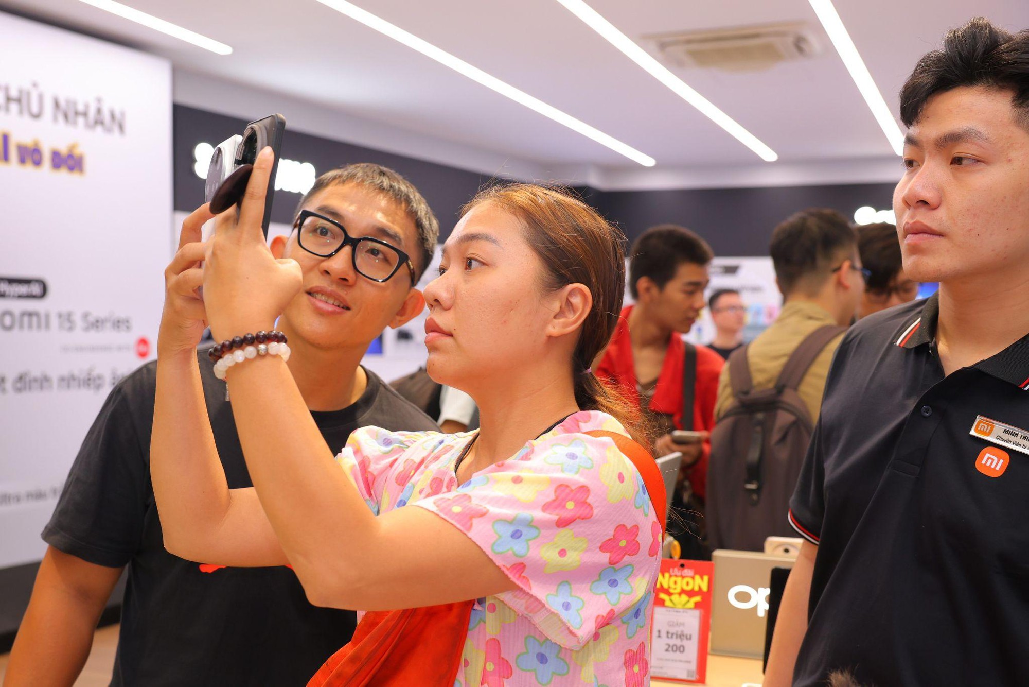 Xiaomi 15 Ultra bùng nổ doanh số, cháy hàng trên toàn bộ hệ thống bán lẻ- Ảnh 2. Xiaomi 15 Ultra bùng nổ doanh số, cháy hàng trên toàn bộ hệ thống bán lẻ- Ảnh 2.