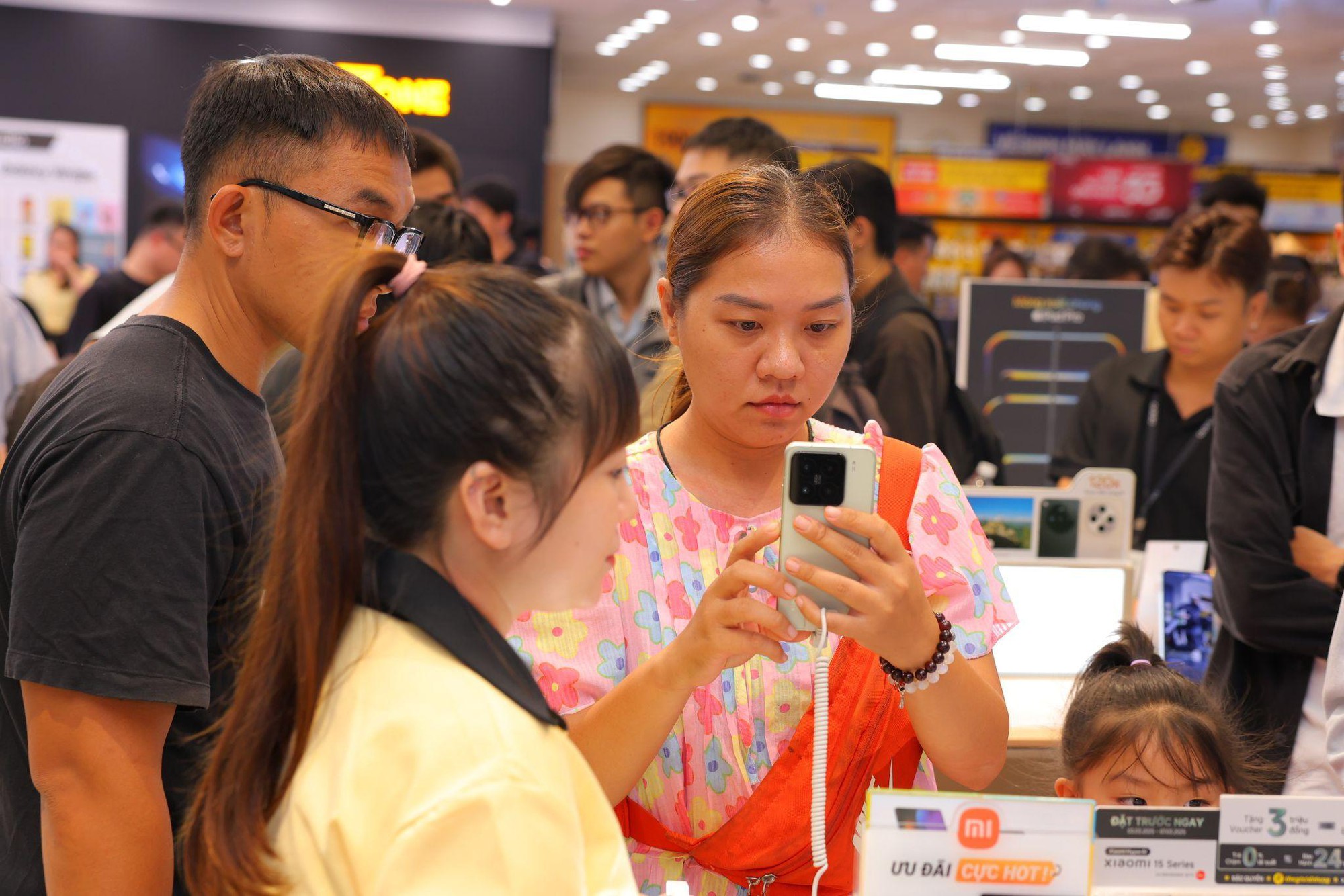 Xiaomi 15 Ultra bùng nổ doanh số, cháy hàng trên toàn bộ hệ thống bán lẻ- Ảnh 3. Xiaomi 15 Ultra bùng nổ doanh số, cháy hàng trên toàn bộ hệ thống bán lẻ- Ảnh 3.