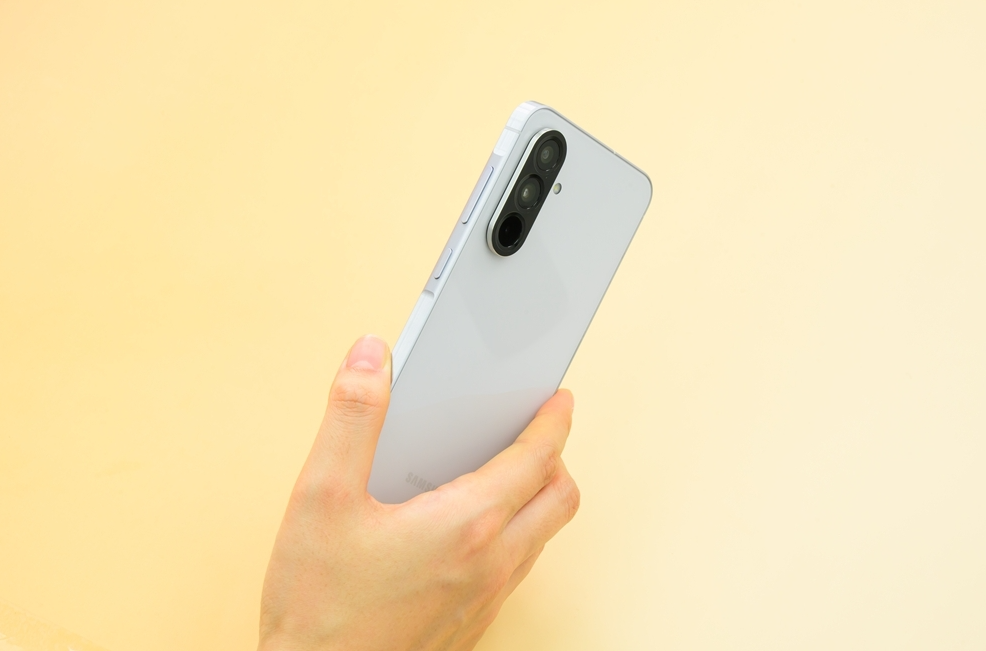 Ấn tượng đầu ti&ecirc;n về Galaxy A 2025: Thiết kế vươn tầm cao cấp, cấu h&igrave;nh mạnh, c&oacute; t&iacute;nh năng AI m&agrave; nh&oacute;m bạn n&agrave;o cũng cần- Ảnh 1.