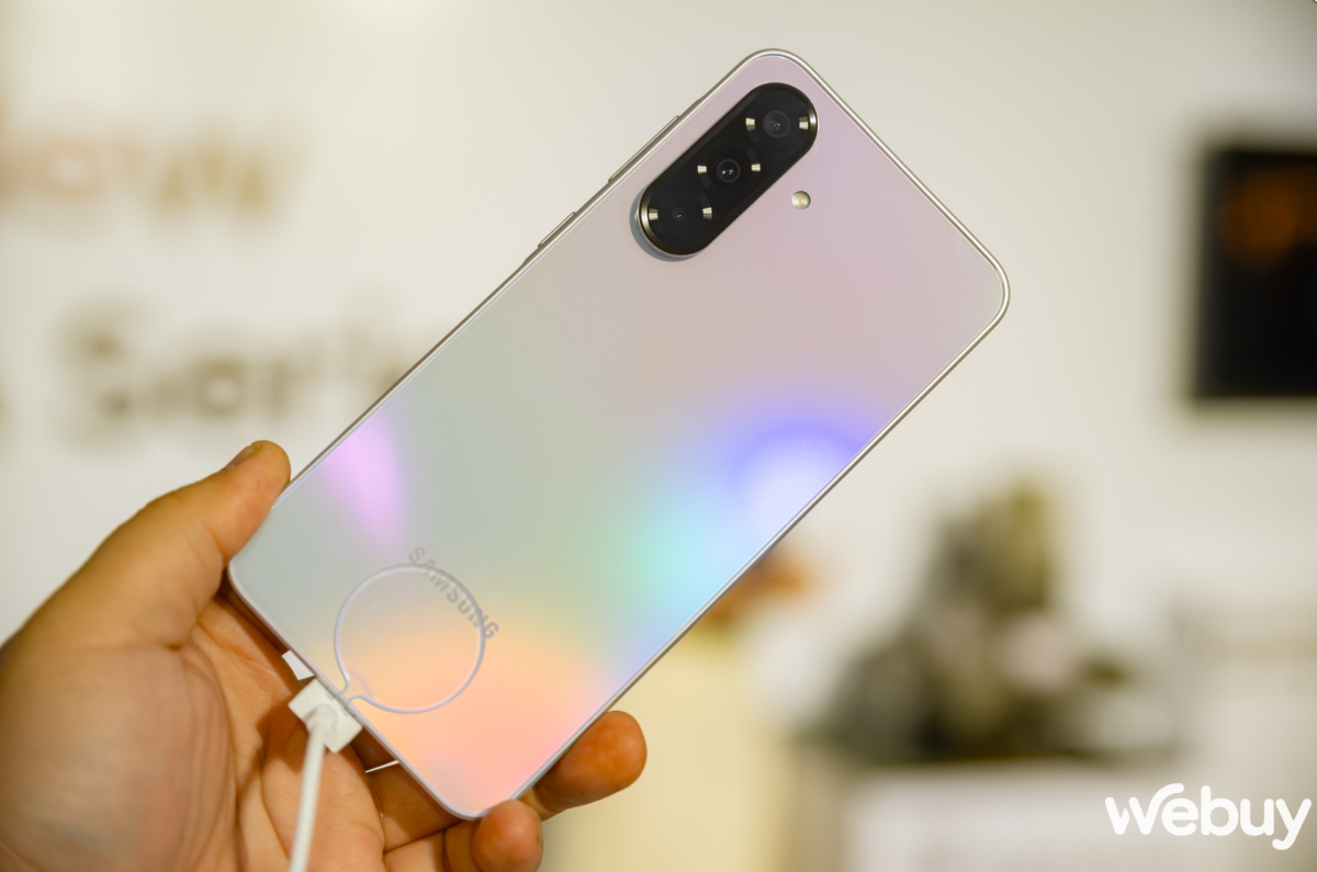 Ấn tượng đầu ti&ecirc;n về Galaxy A 2025: Thiết kế vươn tầm cao cấp, cấu h&igrave;nh mạnh, c&oacute; t&iacute;nh năng AI m&agrave; nh&oacute;m bạn n&agrave;o cũng cần- Ảnh 6.