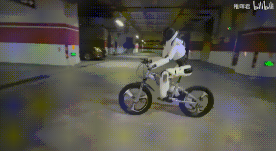 Robot Trung Quốc khẳng định đẳng cấp thế giới: Đi bộ mượt như thật, l&agrave;m được việc m&agrave; nhiều người "b&oacute; tay"- Ảnh 1.