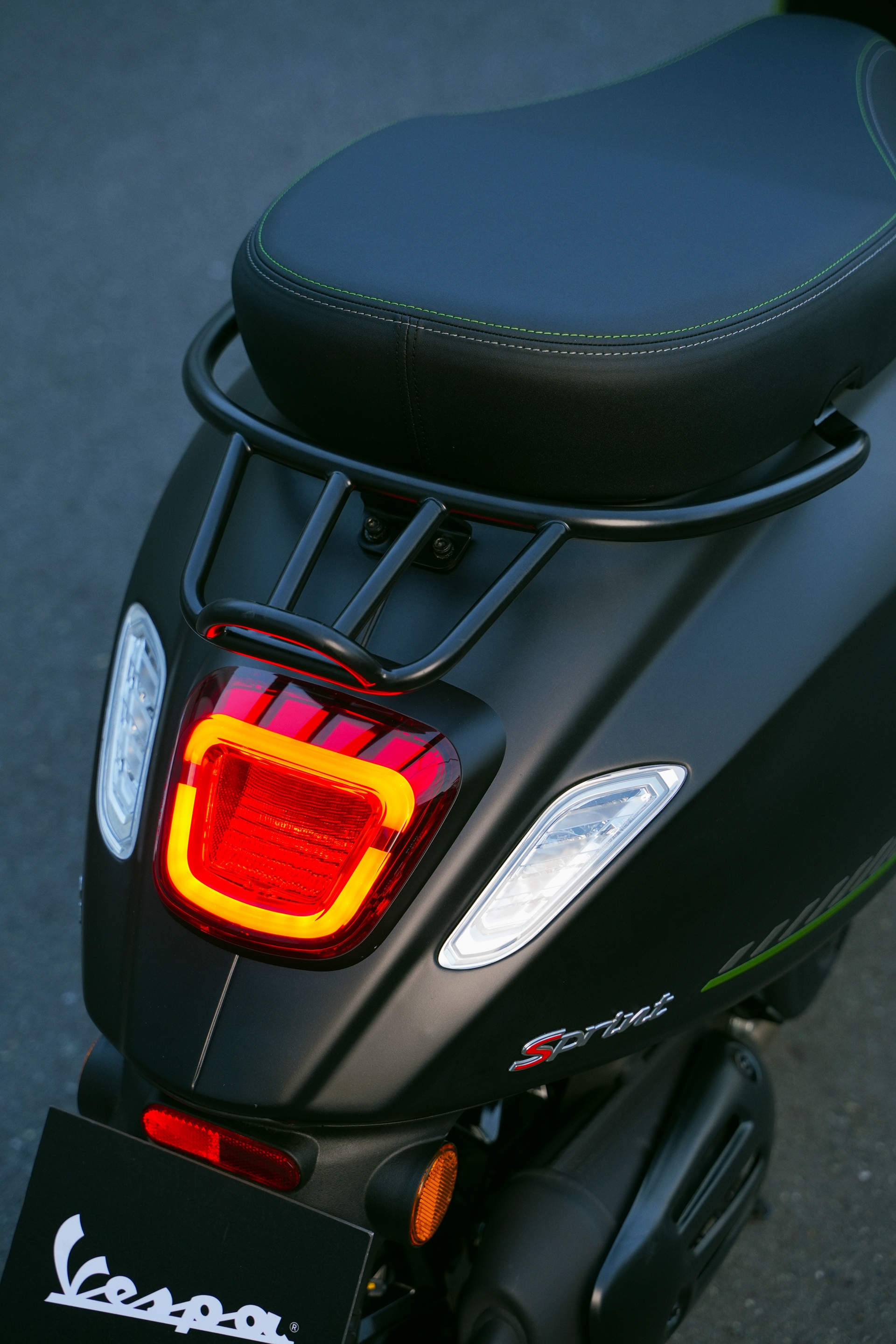 Vespa Sprint Tech ra mắt: Lần đầu Sprint có đèn viền, tích hợp điều hướng- Ảnh 10. Vespa Sprint Tech ra mắt: Lần đầu Sprint có đèn viền, tích hợp điều hướng- Ảnh 10.