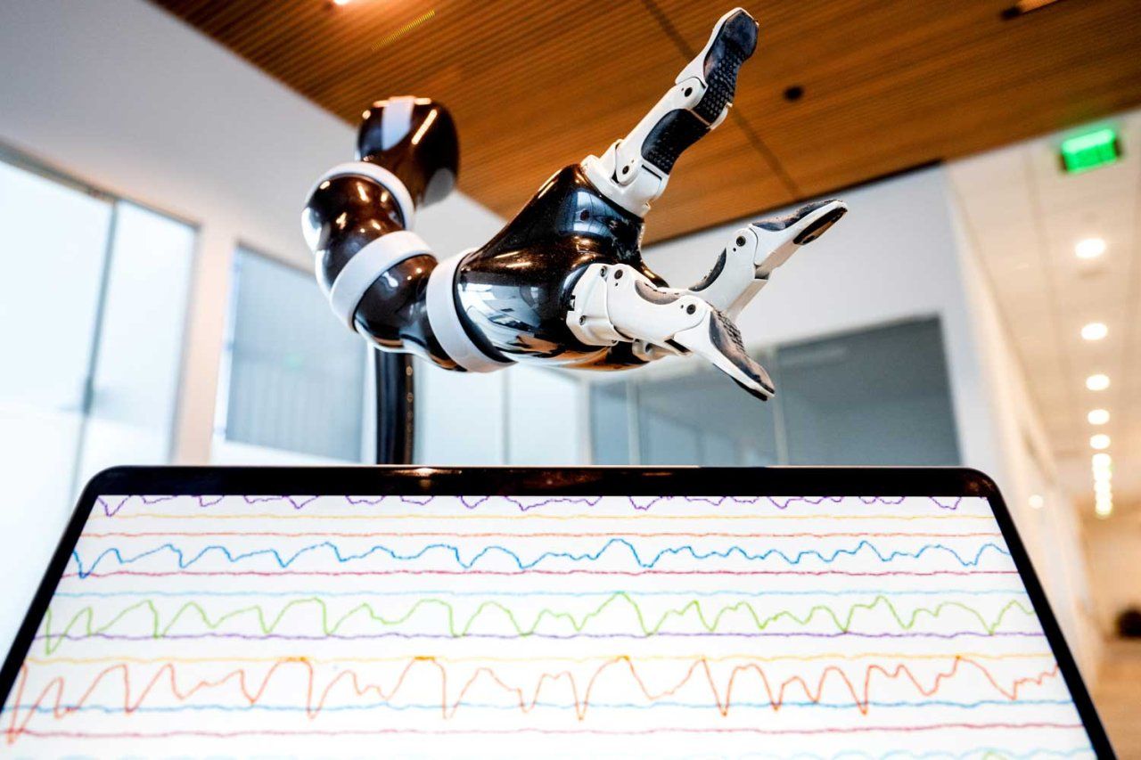 AI giúp người bị liệt điều khiển cánh tay robot bằng ý nghĩ- Ảnh 3. AI giúp người bị liệt điều khiển cánh tay robot bằng ý nghĩ- Ảnh 3.