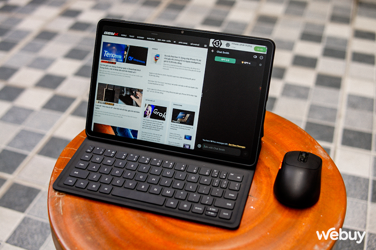 M&aacute;y hỗ trợ nhiều t&iacute;nh năng đa nhiệm đa cửa sổ tiện lợi, kết hợp với chuột kh&ocirc;ng d&acirc;y c&oacute; thể l&agrave;m việc gần như m&aacute;y t&iacute;nh x&aacute;ch tay.