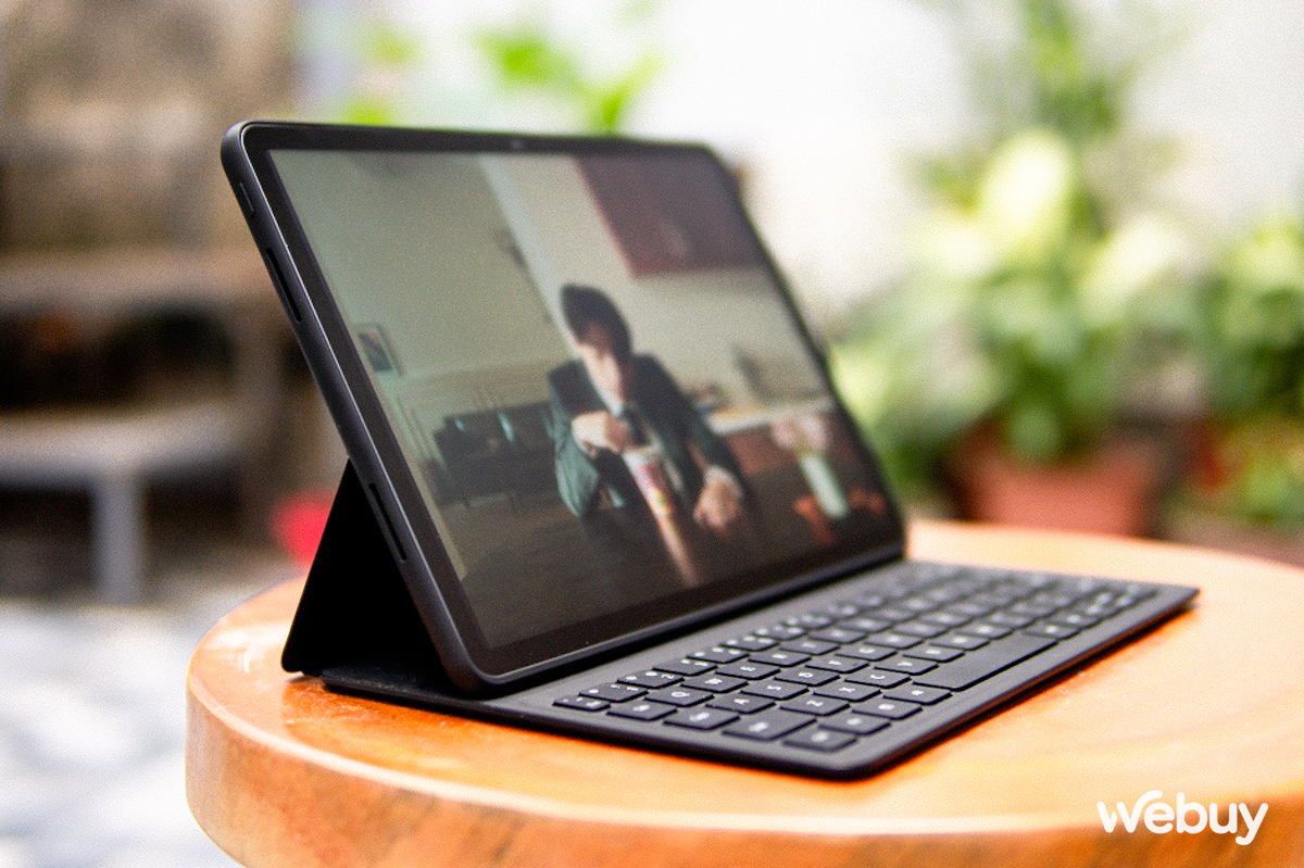 M&agrave;n h&igrave;nh phủ nh&aacute;m gi&uacute;p d&ugrave;ng ngo&agrave;i trời hay ph&ograve;ng nhiều &aacute;nh đ&egrave;n thoải m&aacute;i hơn. Kết hợp 4 loa ngo&agrave;i cho trải nghiệm giải tr&iacute; cực k&igrave; tốt.