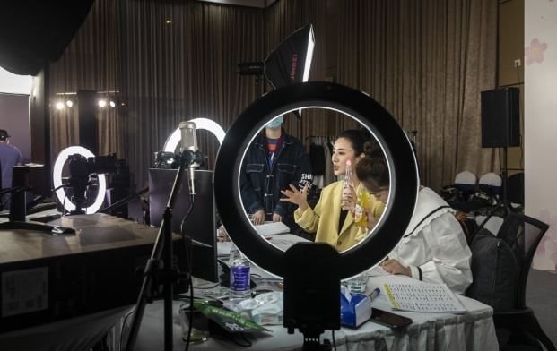 Sự thật đằng sau cơn b&atilde;o livestream 700 tỷ USD ở Trung Quốc: KOL ph&ocirc;ng bạt lừa cả nh&atilde;n h&agrave;ng, nhận h&agrave;ng chục ngh&igrave;n USD nhưng chỉ b&aacute;n được 1 đơn- Ảnh 1.