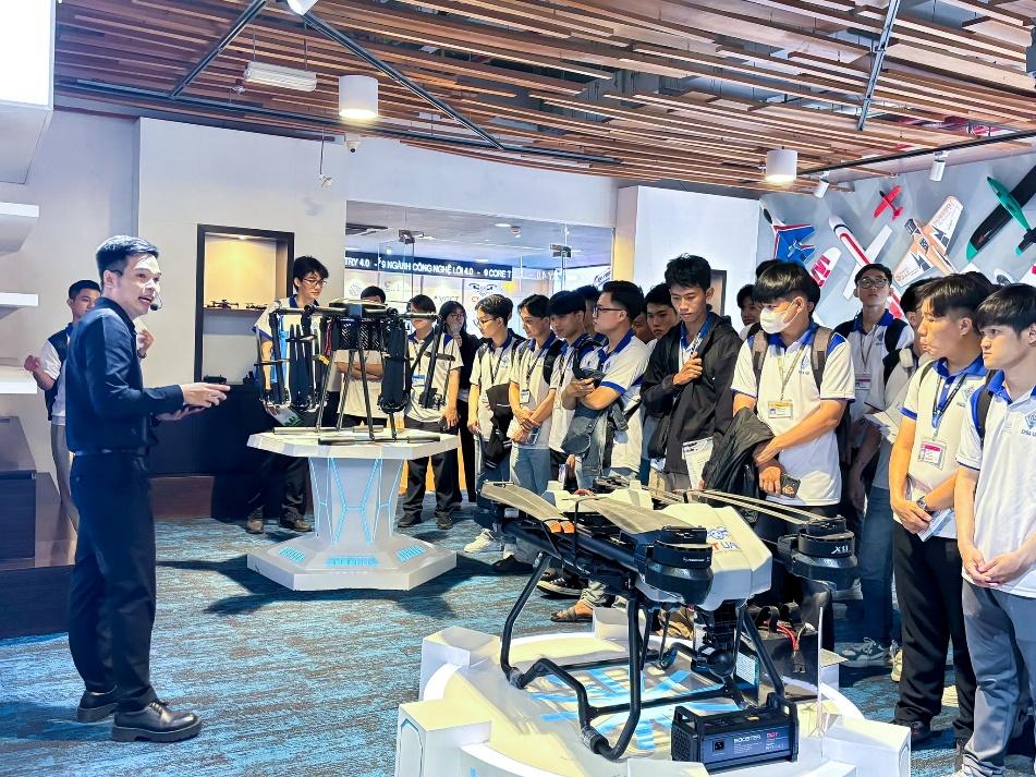 150 sinh viên xuất sắc đại học Cần Thơ vượt 180 km đến thăm CT Innovation Hub- Ảnh 2. 150 sinh viên xuất sắc đại học Cần Thơ vượt 180 km đến thăm CT Innovation Hub- Ảnh 2.
