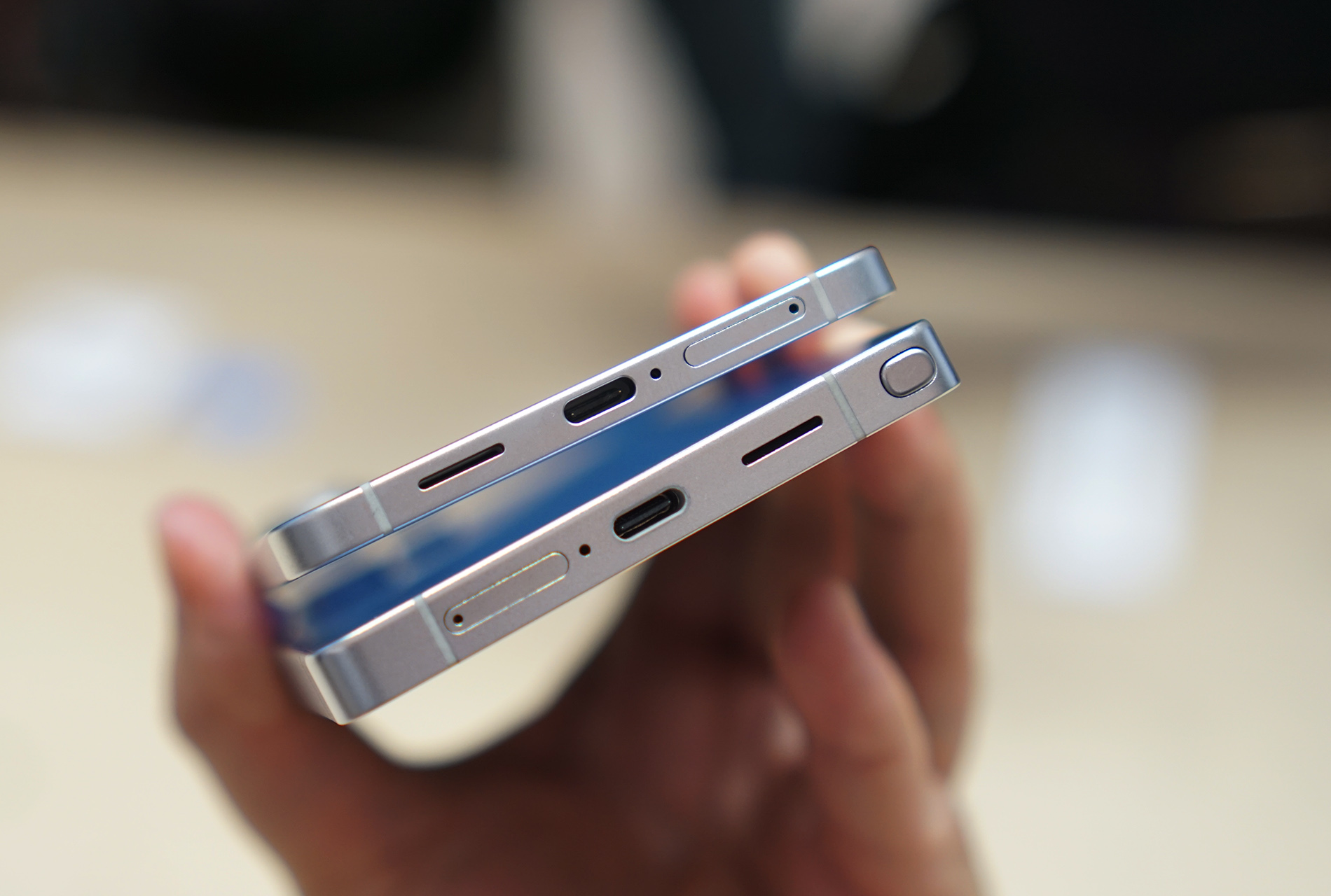 Cận cảnh smartphone mỏng 5,8 mm, giá bán 30 triệu đồng từ Samsung- Ảnh 10. Cận cảnh smartphone mỏng 5,8 mm, giá bán 30 triệu đồng từ Samsung- Ảnh 10.