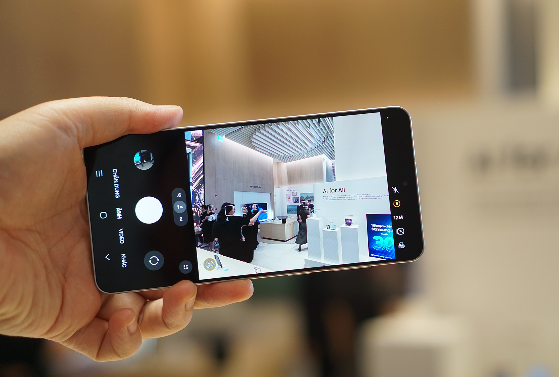 Cận cảnh smartphone mỏng 5,8 mm, giá bán 30 triệu đồng từ Samsung- Ảnh 12. Cận cảnh smartphone mỏng 5,8 mm, giá bán 30 triệu đồng từ Samsung- Ảnh 12.