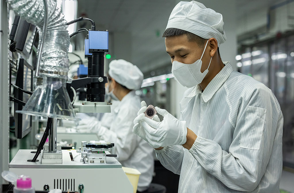 Apple đang âm thầm “đào tạo lại” chuỗi cung ứng tại Việt Nam: Vì sao Việt Nam đang trở thành phòng thí nghiệm kỹ năng toàn cầu của Táo Khuyết?- Ảnh 3. Apple đang âm thầm “đào tạo lại” chuỗi cung ứng tại Việt Nam: Vì sao Việt Nam đang trở thành phòng thí nghiệm kỹ năng toàn cầu của Táo Khuyết?- Ảnh 3.