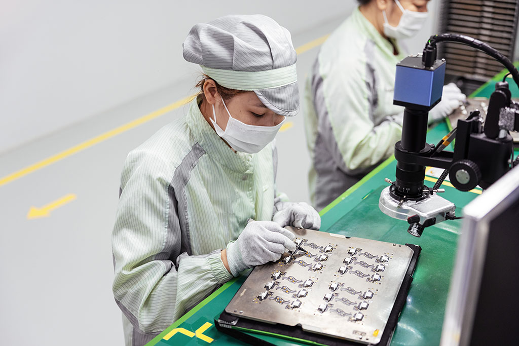 Apple đang âm thầm “đào tạo lại” chuỗi cung ứng tại Việt Nam: Vì sao Việt Nam đang trở thành phòng thí nghiệm kỹ năng toàn cầu của Táo Khuyết?- Ảnh 1. Apple đang âm thầm “đào tạo lại” chuỗi cung ứng tại Việt Nam: Vì sao Việt Nam đang trở thành phòng thí nghiệm kỹ năng toàn cầu của Táo Khuyết?- Ảnh 1.