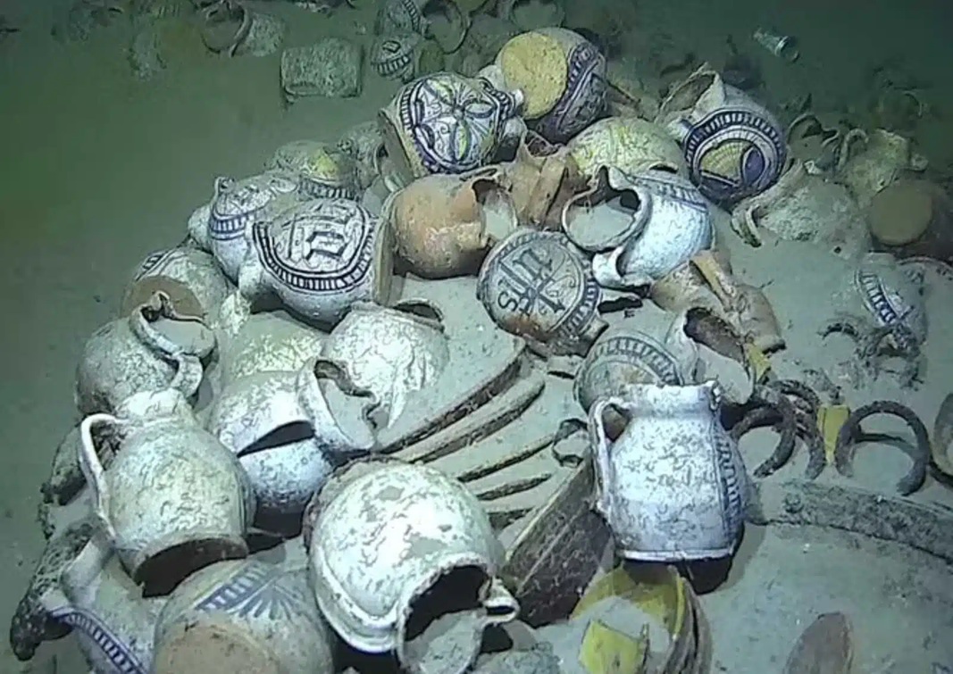 “Tàu ma” chở nặng kho báu hiện ra nguyên vẹn sau 5 thế kỷ- Ảnh 1. “Tàu ma” chở nặng kho báu hiện ra nguyên vẹn sau 5 thế kỷ- Ảnh 1.