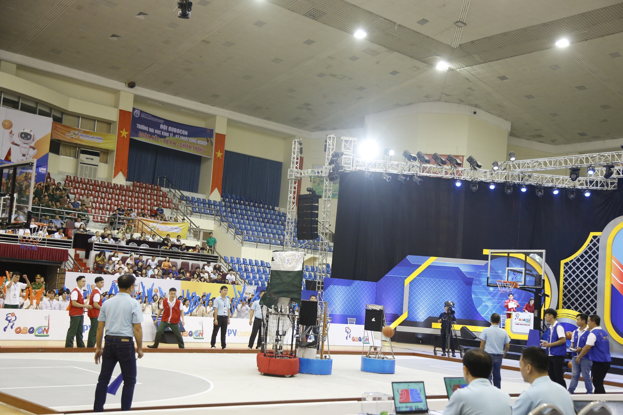 Hành trình chạm đỉnh vinh quang Robocon của những "chiến binh" LH-UDS- Ảnh 1. Hành trình chạm đỉnh vinh quang Robocon của những "chiến binh" LH-UDS- Ảnh 1.