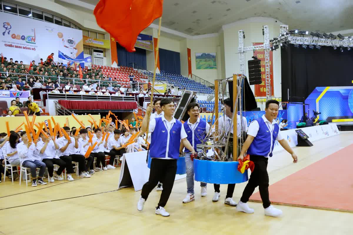 Hành trình chạm đỉnh vinh quang Robocon của những "chiến binh" LH-UDS- Ảnh 5. Hành trình chạm đỉnh vinh quang Robocon của những "chiến binh" LH-UDS- Ảnh 5.