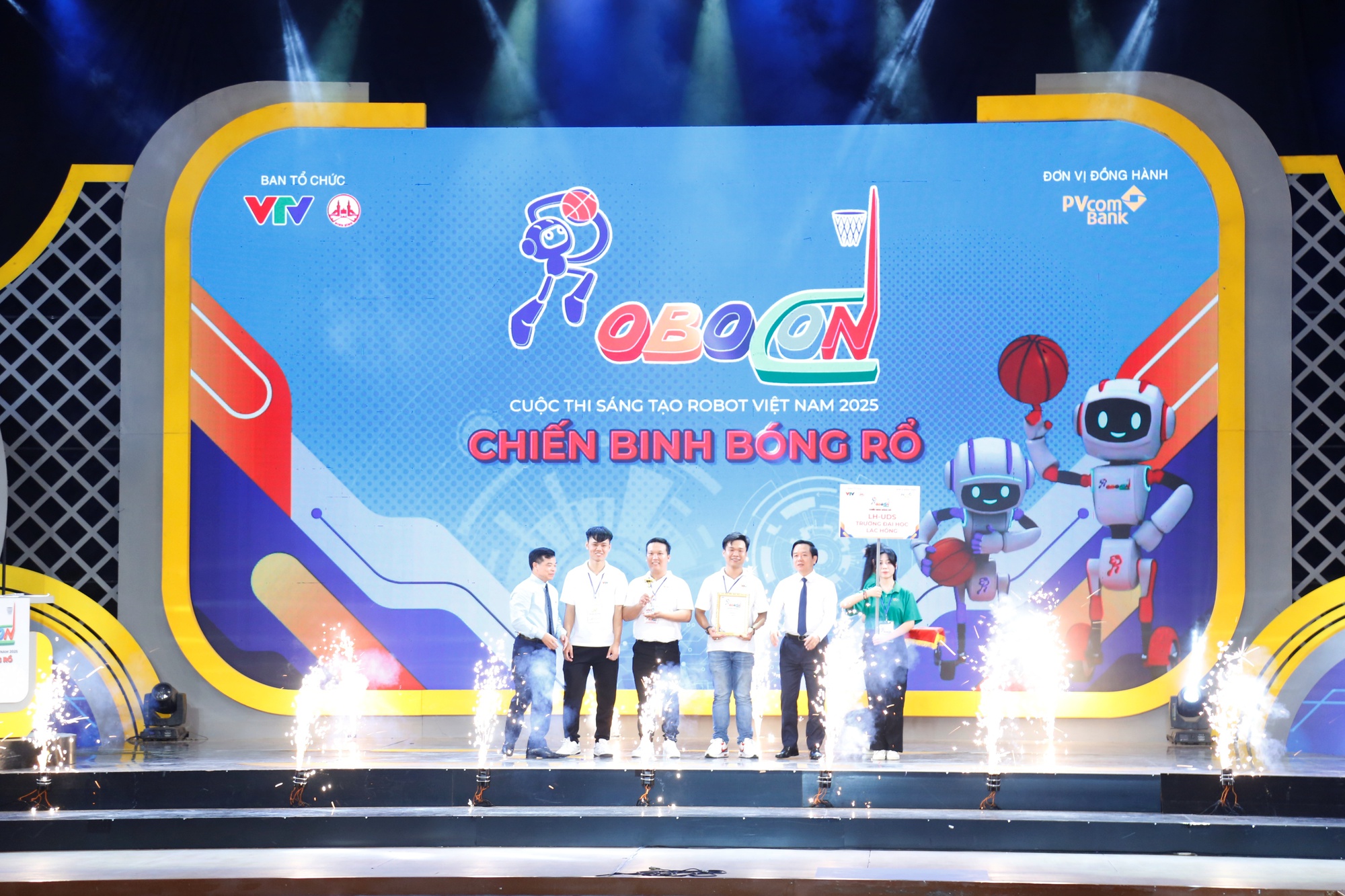 Hành trình chạm đỉnh vinh quang Robocon của những "chiến binh" LH-UDS- Ảnh 7. Hành trình chạm đỉnh vinh quang Robocon của những "chiến binh" LH-UDS- Ảnh 7.