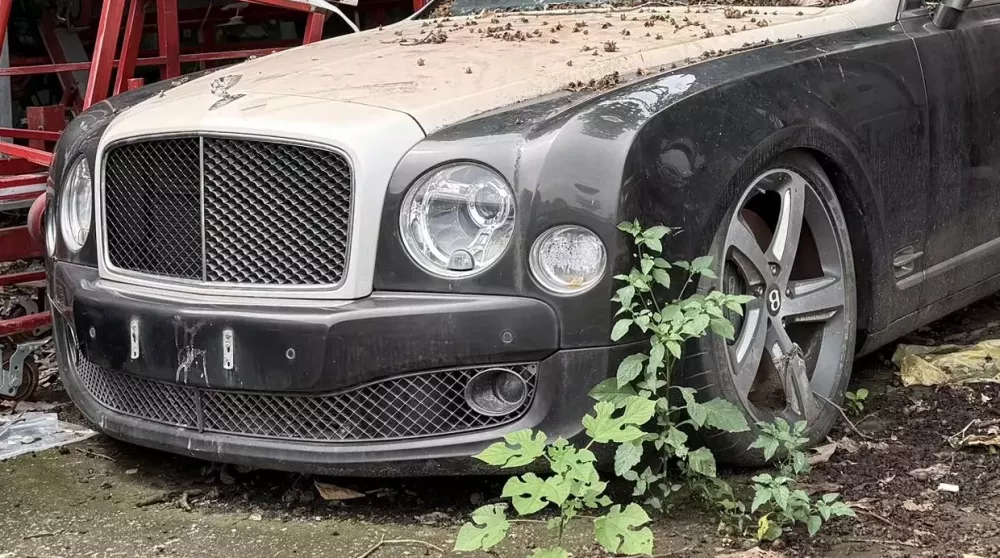 Xe siêu sang Bentley Mulsanne hàng chục tỷ đồng bị bỏ rơi tại 1 sân bóng ở Hà Nội- Ảnh 1. Xe siêu sang Bentley Mulsanne hàng chục tỷ đồng bị bỏ rơi tại 1 sân bóng ở Hà Nội- Ảnh 1.