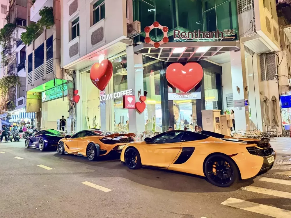Dàn siêu xe gần 100 tỷ đồng của các đại gia Tp.HCM tụ tập đêm tối- Ảnh 2. Dàn siêu xe gần 100 tỷ đồng của các đại gia Tp.HCM tụ tập đêm tối- Ảnh 2.