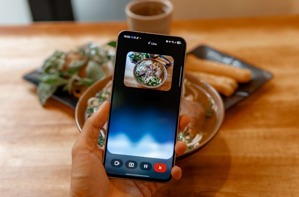 Nhờ AI tr&ecirc;n Galaxy A series mới, bạn c&oacute; thể l&ecirc;n đường du lịch h&egrave; ngay v&agrave; lu&ocirc;n chẳng cần s&aacute;ch hướng dẫn- Ảnh 1.