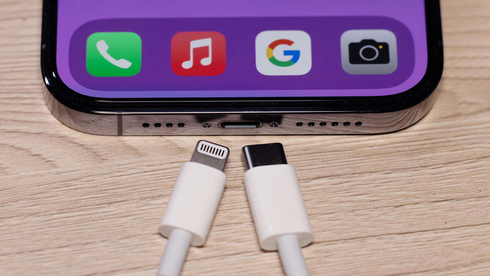 Sạc iPhone tại nơi công cộng: Nguy cơ bảo mật hay nỗi lo bị thổi phồng?- Ảnh 1. Sạc iPhone tại nơi công cộng: Nguy cơ bảo mật hay nỗi lo bị thổi phồng?- Ảnh 1.