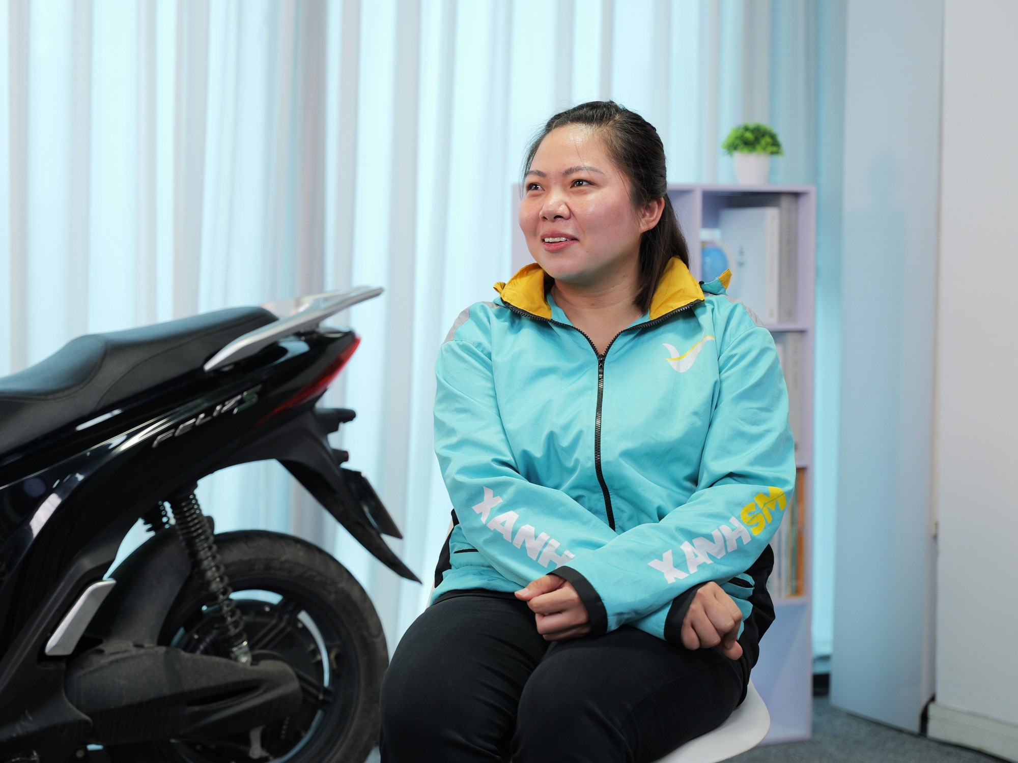 Nữ t&agrave;i xế Xanh SM Bike: &lsquo;22,5 triệu/th&aacute;ng, 10 tiếng/ng&agrave;y, chuyển sang xe điện thấy khỏe hơn v&igrave;&hellip;&rsquo;- Ảnh 2.