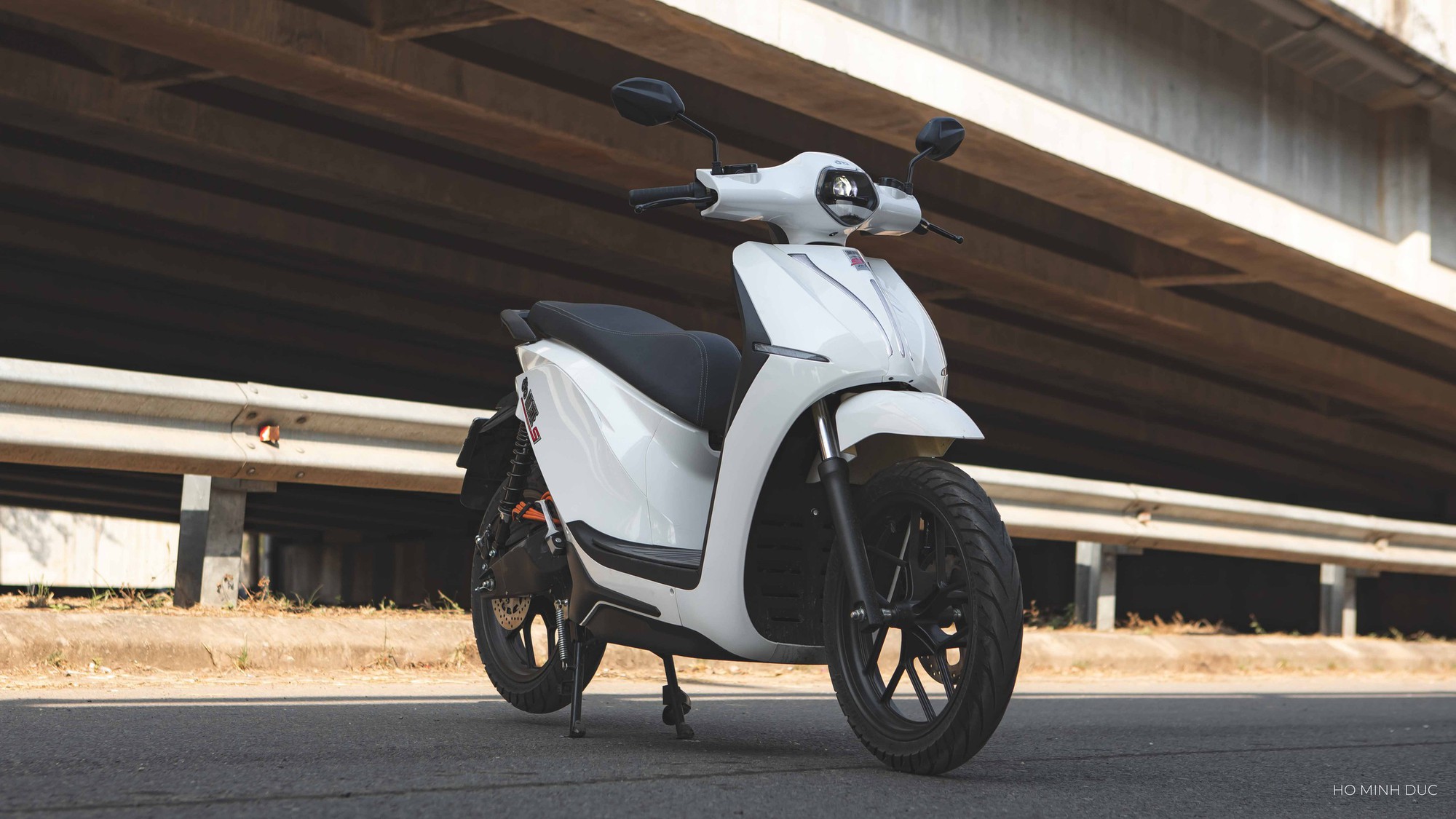 Đây là xe máy điện đi xa nhất Việt Nam: 285km/sạc, dáng đẹp, cốp to hơn Lead, nạp điện 4 tiếng là đầy- Ảnh 1. Đây là xe máy điện đi xa nhất Việt Nam: 285km/sạc, dáng đẹp, cốp to hơn Lead, nạp điện 4 tiếng là đầy- Ảnh 1.