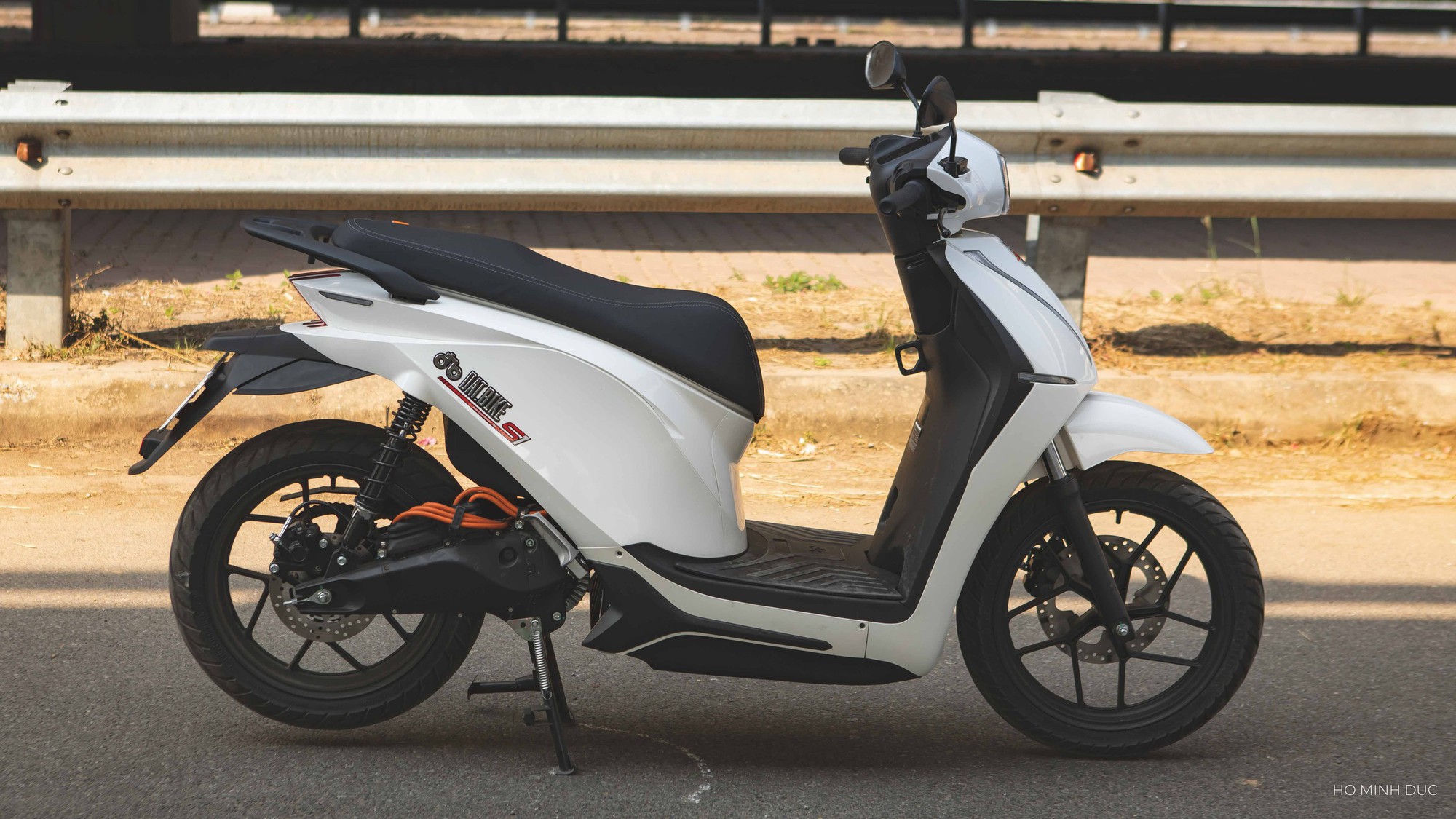 Đây là xe máy điện đi xa nhất Việt Nam: 285km/sạc, dáng đẹp, cốp to hơn Lead, nạp điện 4 tiếng là đầy- Ảnh 4. Đây là xe máy điện đi xa nhất Việt Nam: 285km/sạc, dáng đẹp, cốp to hơn Lead, nạp điện 4 tiếng là đầy- Ảnh 4.