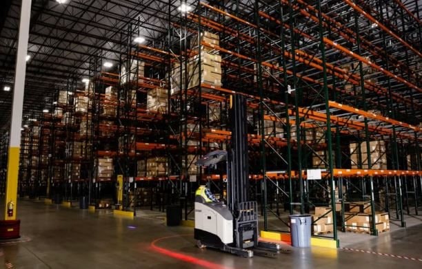 Amazon 'b&aacute; chủ' giấc mơ tự động h&oacute;a: 1 triệu robot l&agrave;m việc ng&agrave;y đ&ecirc;m khắp c&aacute;c cơ sở, số lượng sắp ngang bằng con người- Ảnh 1.