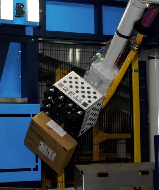 Amazon 'b&aacute; chủ' giấc mơ tự động h&oacute;a: 1 triệu robot l&agrave;m việc ng&agrave;y đ&ecirc;m khắp c&aacute;c cơ sở, số lượng sắp ngang bằng con người- Ảnh 2.