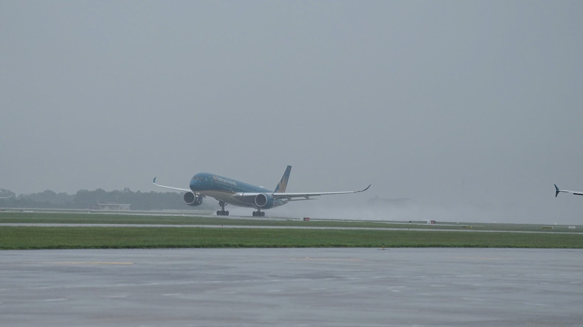 Bão Wipha giật cấp 14, hàng không lên phương án điều chỉnh kế hoạch bay- Ảnh 3. Bão Wipha giật cấp 14, hàng không lên phương án điều chỉnh kế hoạch bay- Ảnh 3.