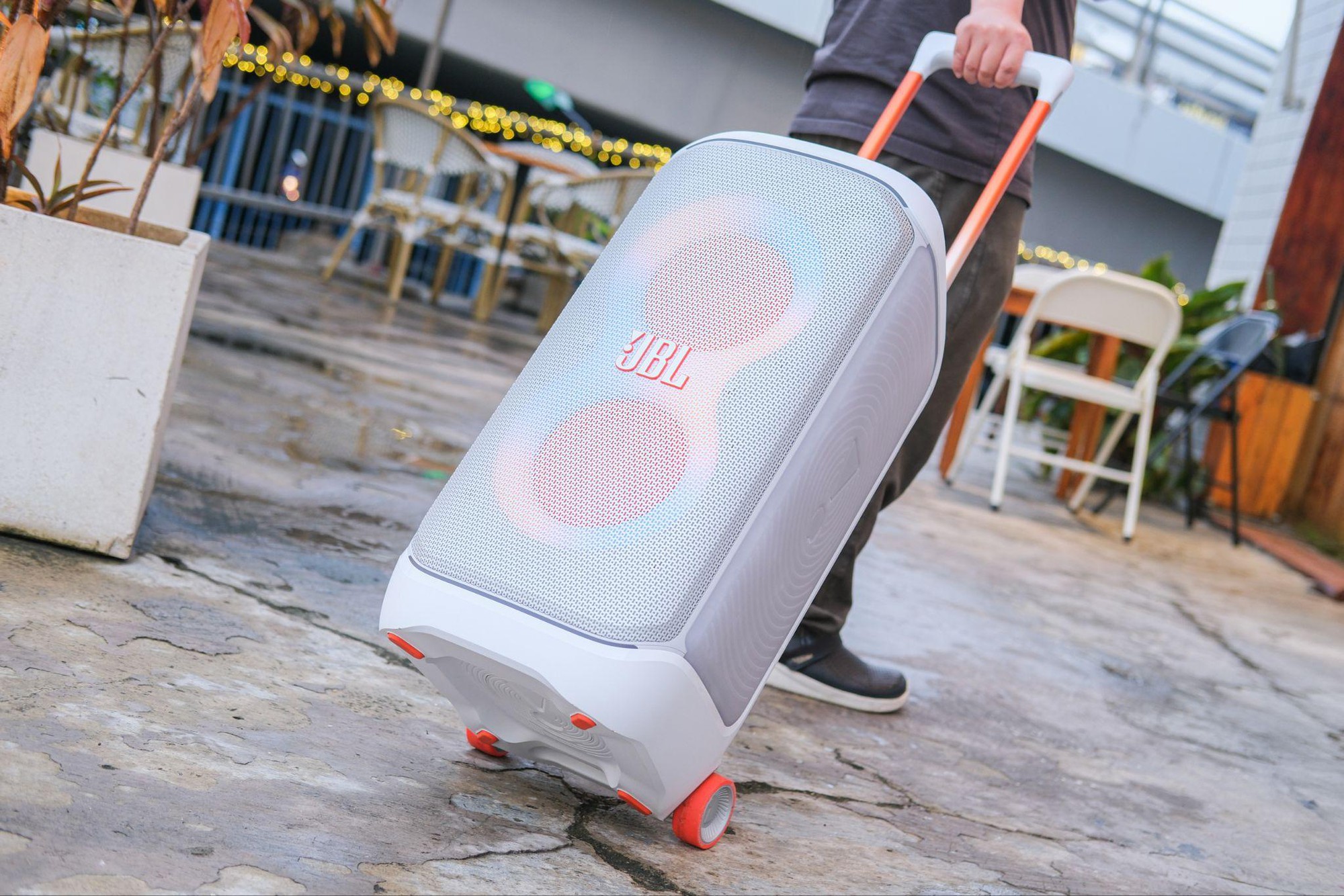 Đập hộp JBL PartyBox Stage 320 phiên bản trắng: Cú twist thời thượng cho dòng loa tiệc- Ảnh 4. Đập hộp JBL PartyBox Stage 320 phiên bản trắng: Cú twist thời thượng cho dòng loa tiệc- Ảnh 4.