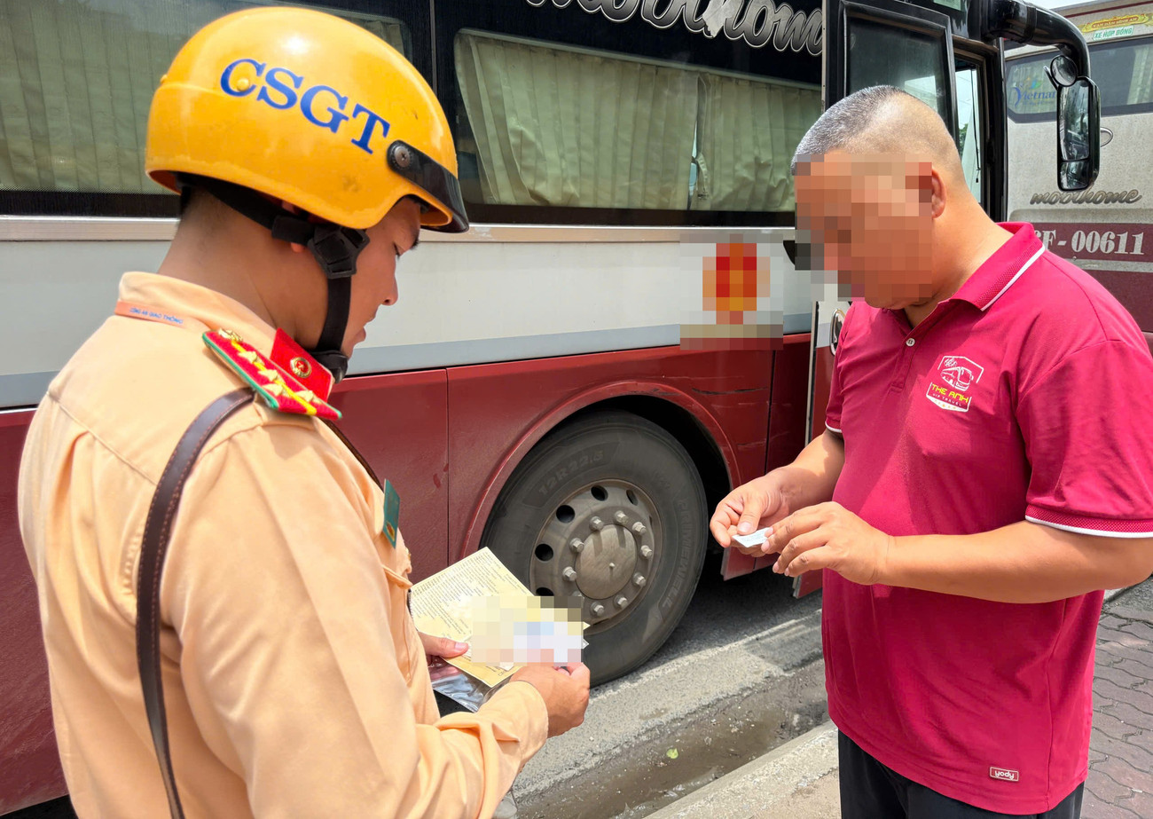 Nếu CSGT kh&ocirc;ng chấp nhận kiểm tra GPLX tr&ecirc;n VNeID, người d&acirc;n c&oacute; thể phản &aacute;nh tới Cục trưởng CSGT- Ảnh 1.