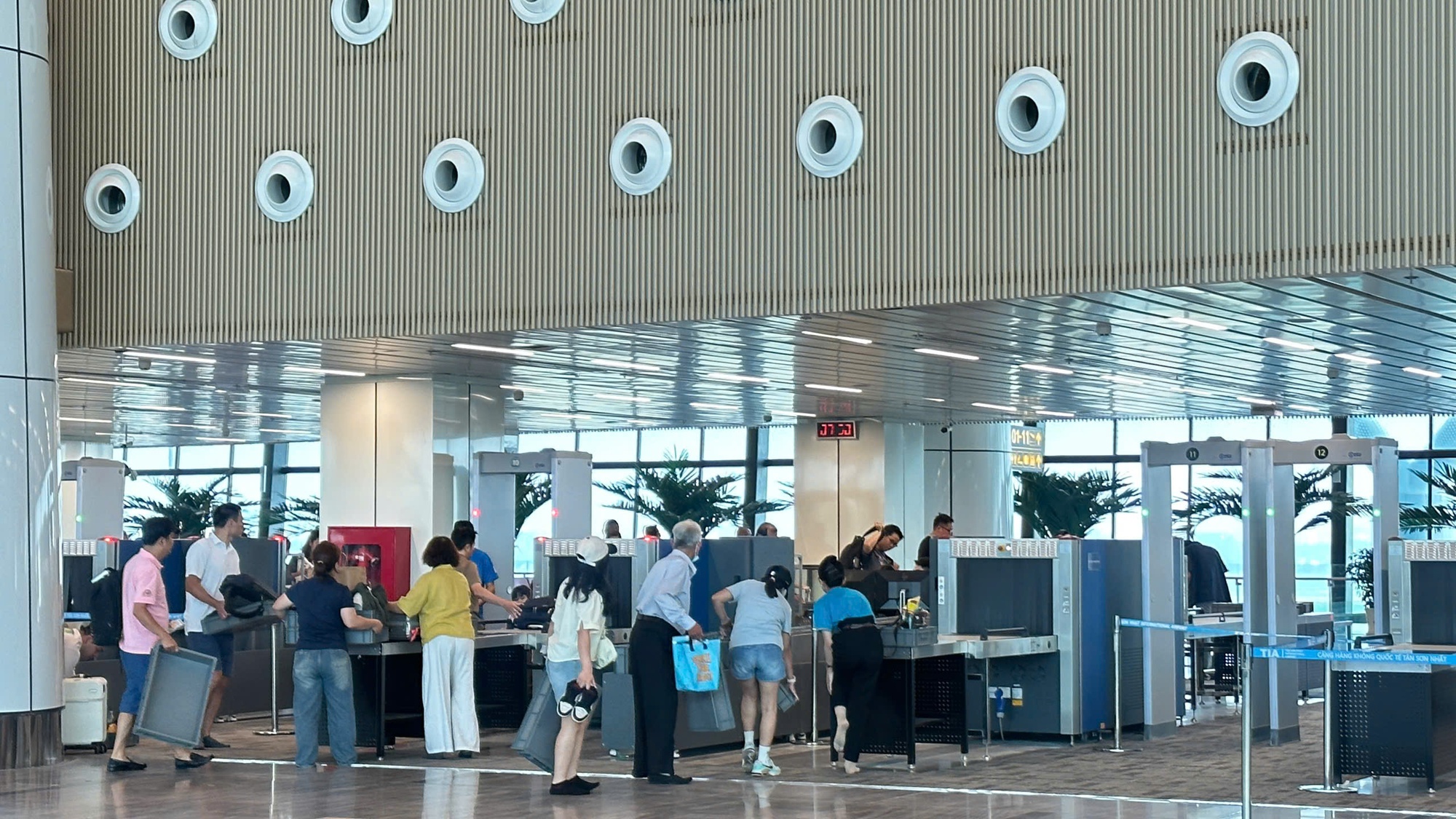 Đề xuất bỏ quy định cởi giày, thắt lưng khi kiểm tra an ninh sân bay- Ảnh 1. Đề xuất bỏ quy định cởi giày, thắt lưng khi kiểm tra an ninh sân bay- Ảnh 1.