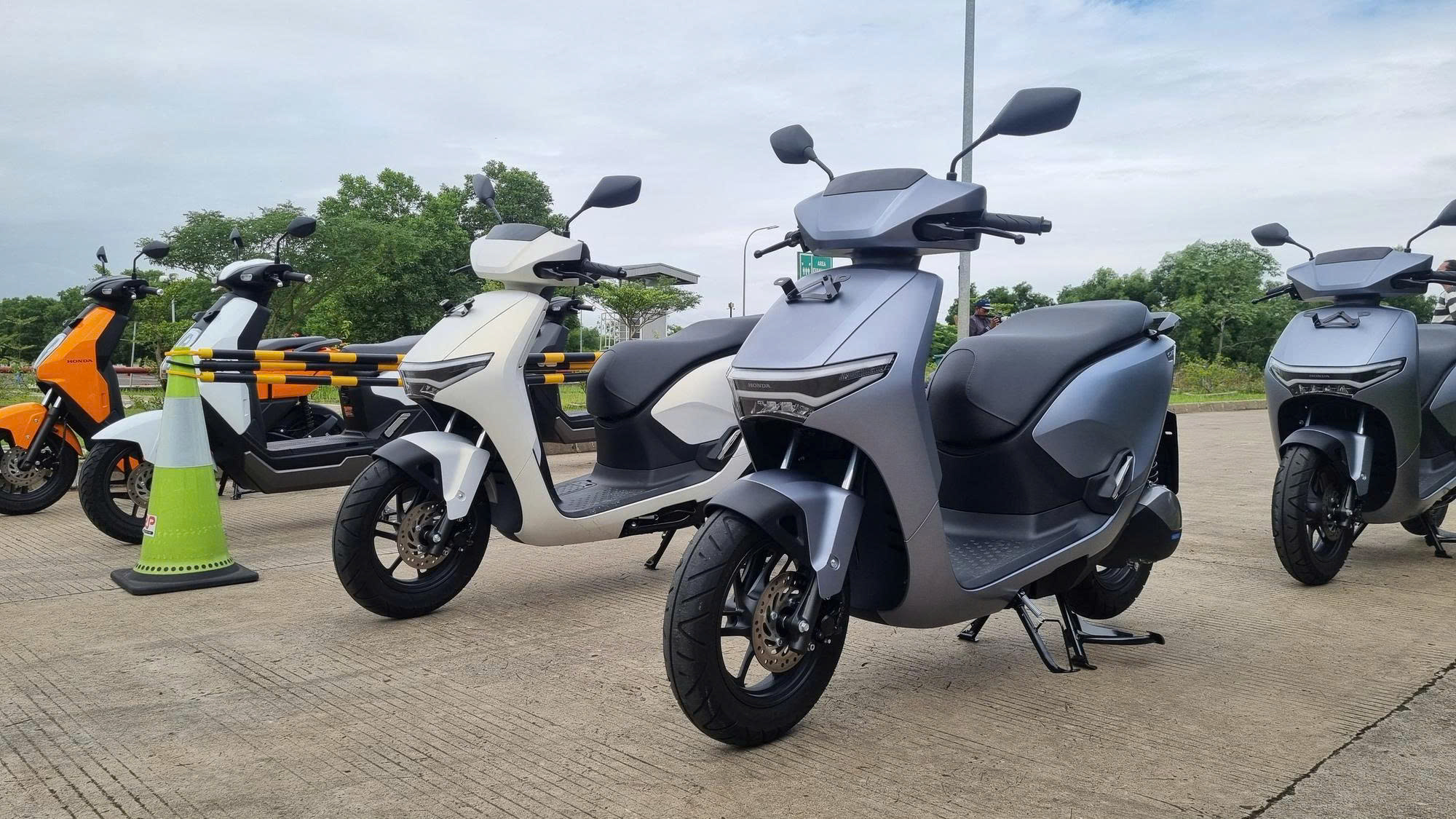 &lsquo;T&ocirc;i d&ugrave;ng cả 2 xe m&aacute;y điện Honda để xem c&aacute;ch Honda t&igrave;m h&agrave;o quang như đang l&agrave;m được với xe m&aacute;y xăng&rsquo;- Ảnh 9.