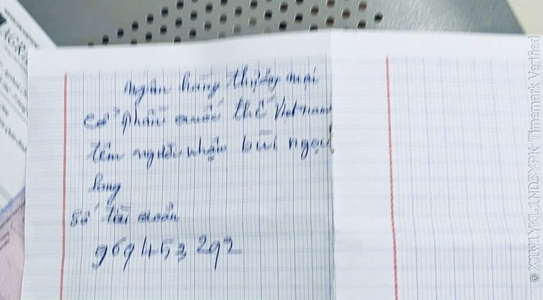 Cụ b&agrave; 76 tuổi mang 1 mẩu giấy v&agrave; 100 triệu đồng tiền tiết kiệm đến ng&acirc;n h&agrave;ng để chuyển khoản: Nh&acirc;n vi&ecirc;n Agribank lập tức li&ecirc;n hệ c&ocirc;ng an đến l&agrave;m việc- Ảnh 2.