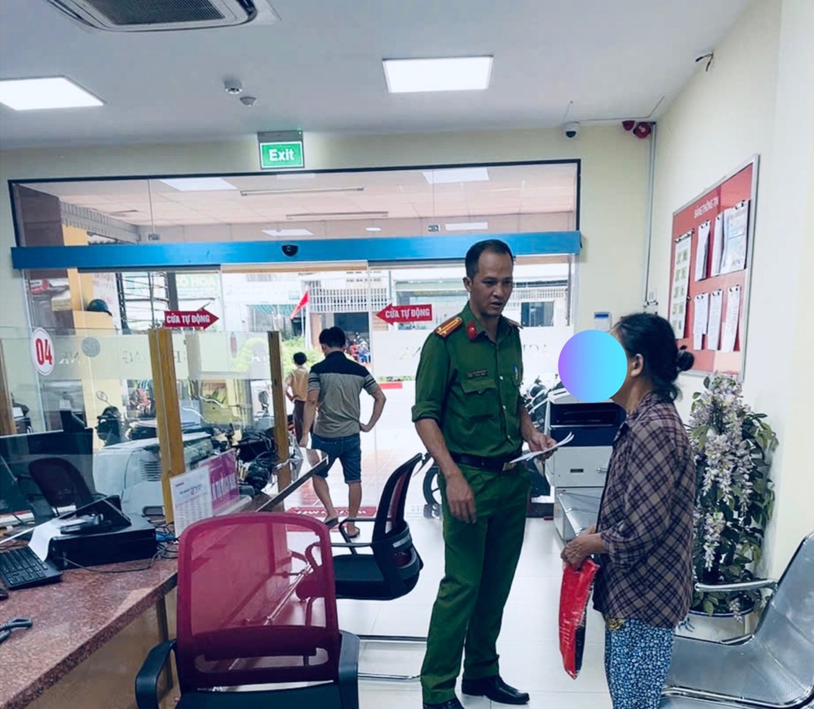 Cụ b&agrave; 76 tuổi mang 1 mẩu giấy v&agrave; 100 triệu đồng tiền tiết kiệm đến ng&acirc;n h&agrave;ng để chuyển khoản: Nh&acirc;n vi&ecirc;n Agribank lập tức li&ecirc;n hệ c&ocirc;ng an đến l&agrave;m việc- Ảnh 4.