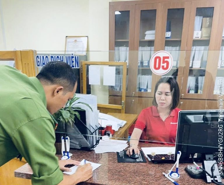 Cụ b&agrave; 76 tuổi mang 1 mẩu giấy v&agrave; 100 triệu đồng tiền tiết kiệm đến ng&acirc;n h&agrave;ng để chuyển khoản: Nh&acirc;n vi&ecirc;n Agribank lập tức li&ecirc;n hệ c&ocirc;ng an đến l&agrave;m việc- Ảnh 1.