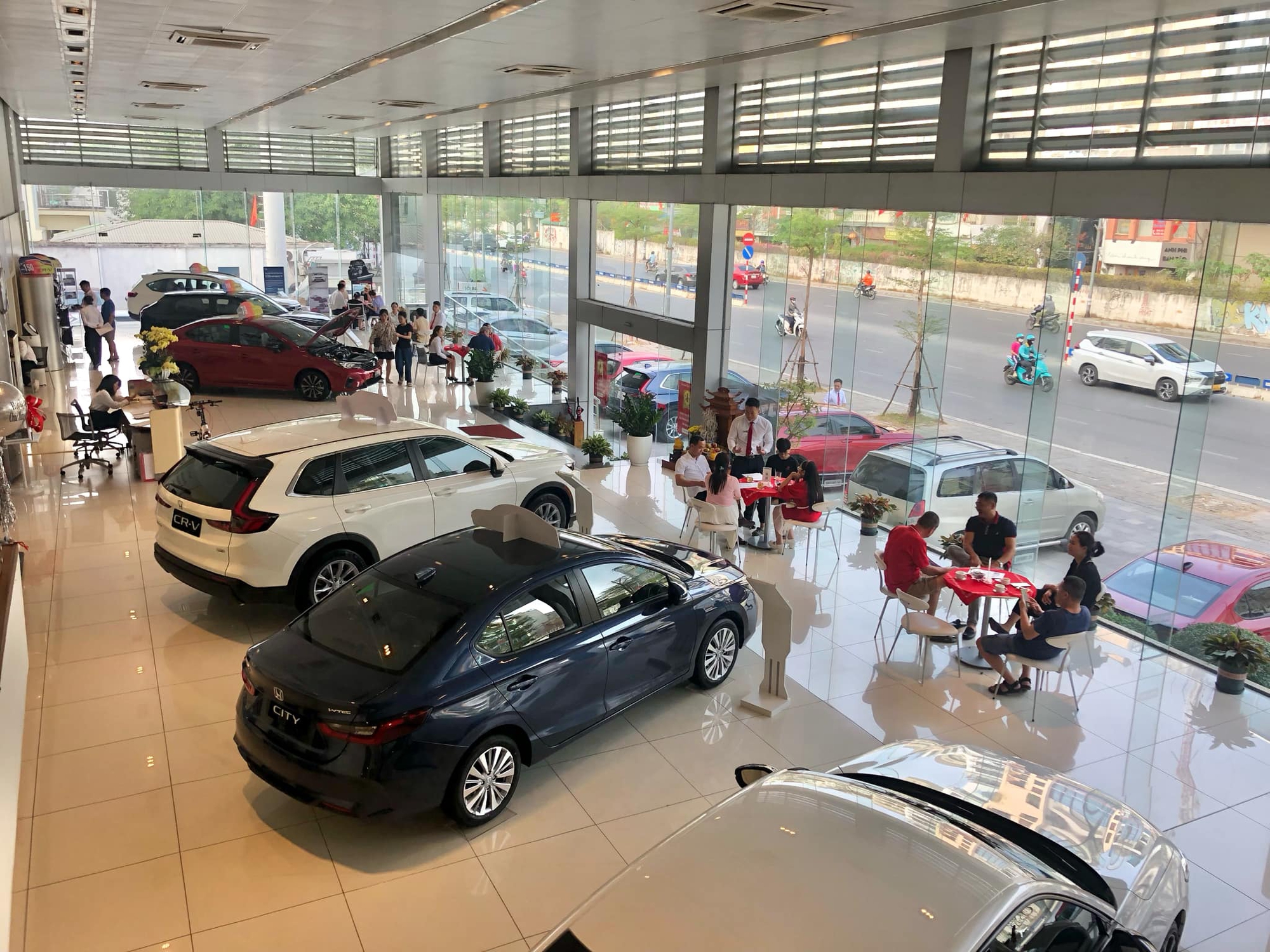 Xe cho Gen Z: &lsquo;Sẵn s&agrave;ng nợ để tậu &ocirc; t&ocirc;, xa rồi thời m&aacute;y nổ c&ograve;i k&ecirc;u, 4 b&aacute;nh quay đều&rsquo;- Ảnh 6.