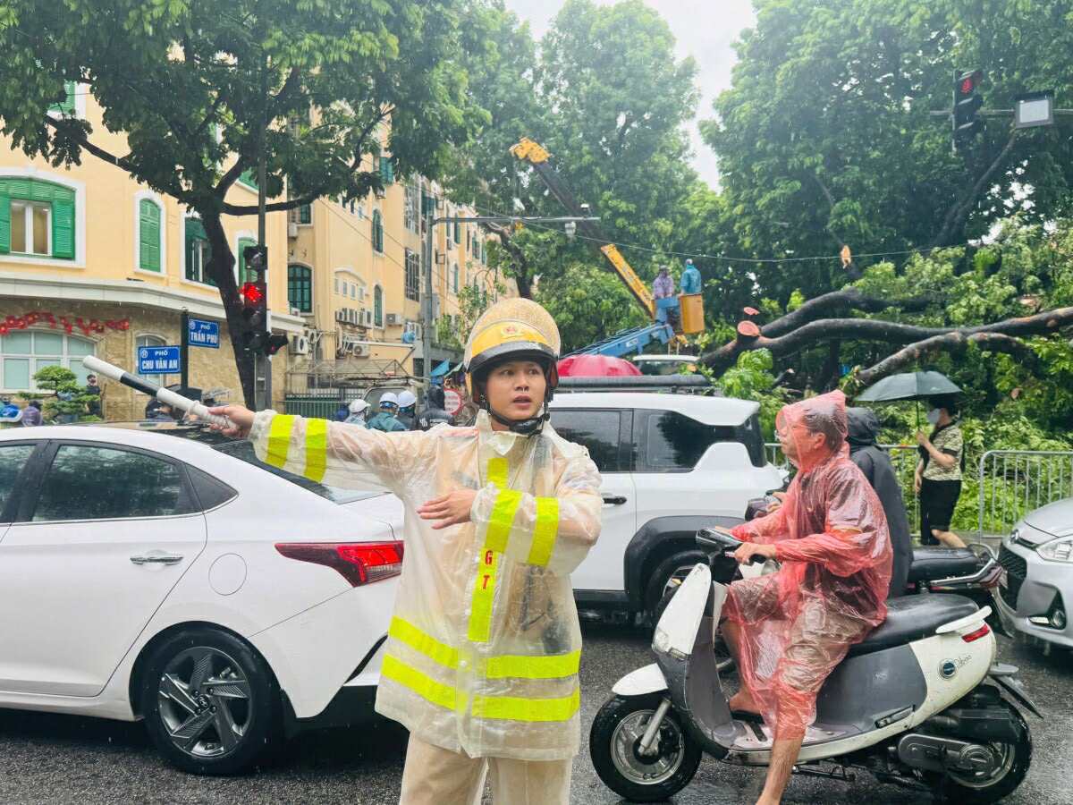 Hà Nội mưa to do ảnh hưởng bão số 5, đường phố ngập nặng, giao thông ách tắc- Ảnh 38. Hà Nội mưa to do ảnh hưởng bão số 5, đường phố ngập nặng, giao thông ách tắc- Ảnh 38.