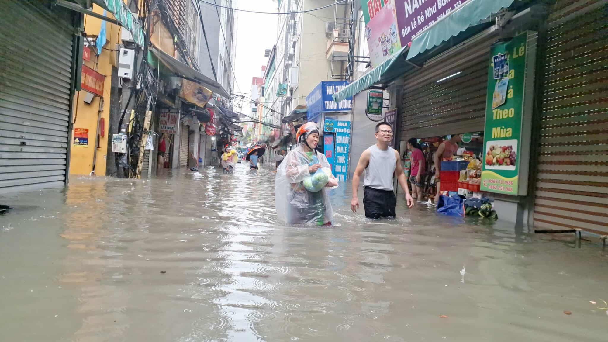 Hà Nội mưa to do ảnh hưởng bão số 5, đường phố ngập nặng, giao thông ách tắc- Ảnh 35. Hà Nội mưa to do ảnh hưởng bão số 5, đường phố ngập nặng, giao thông ách tắc- Ảnh 35.