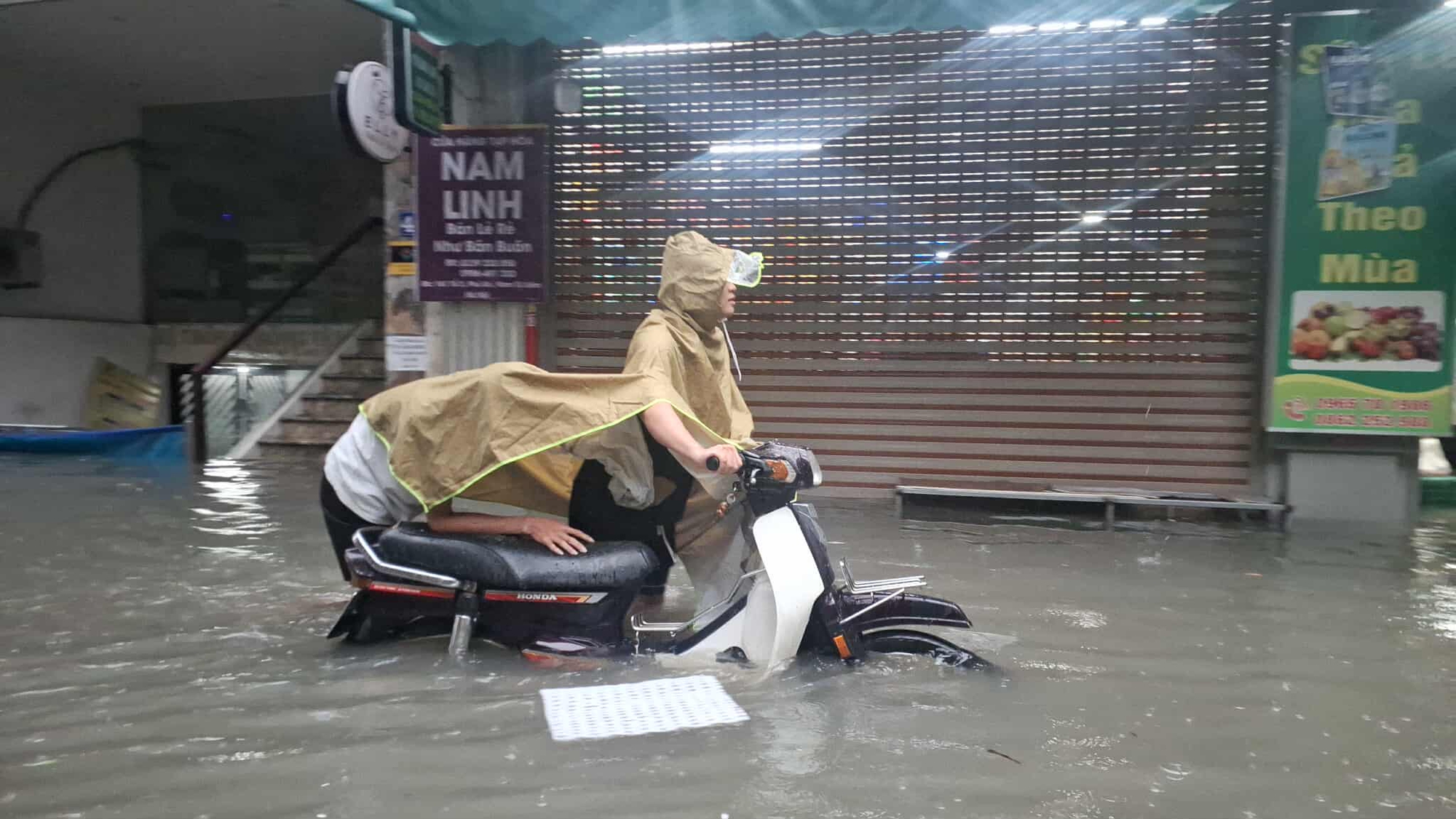 Hà Nội mưa to do ảnh hưởng bão số 5, đường phố ngập nặng, giao thông ách tắc- Ảnh 31. Hà Nội mưa to do ảnh hưởng bão số 5, đường phố ngập nặng, giao thông ách tắc- Ảnh 31.