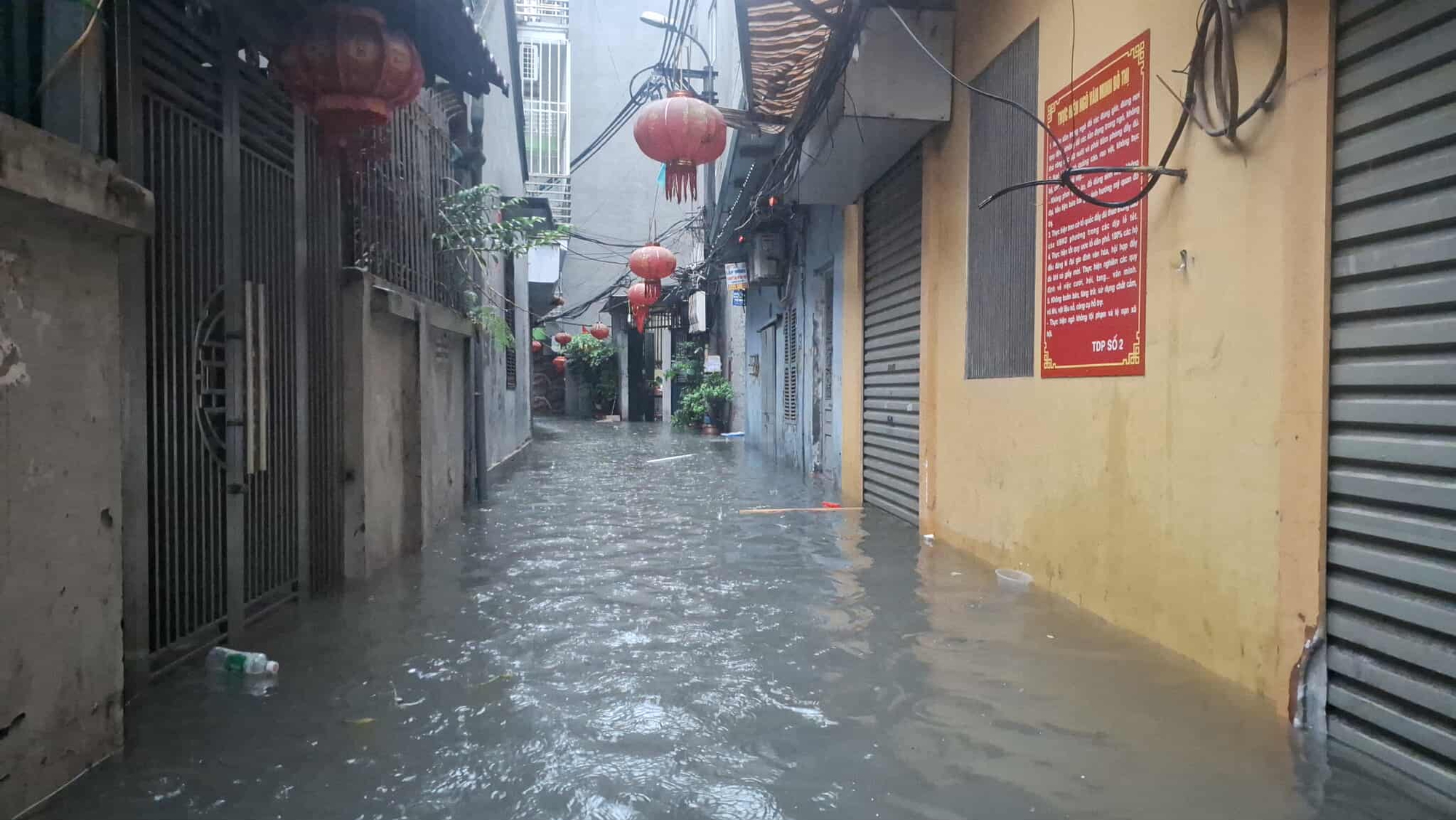 Hà Nội mưa to do ảnh hưởng bão số 5, đường phố ngập nặng, giao thông ách tắc- Ảnh 32. Hà Nội mưa to do ảnh hưởng bão số 5, đường phố ngập nặng, giao thông ách tắc- Ảnh 32.