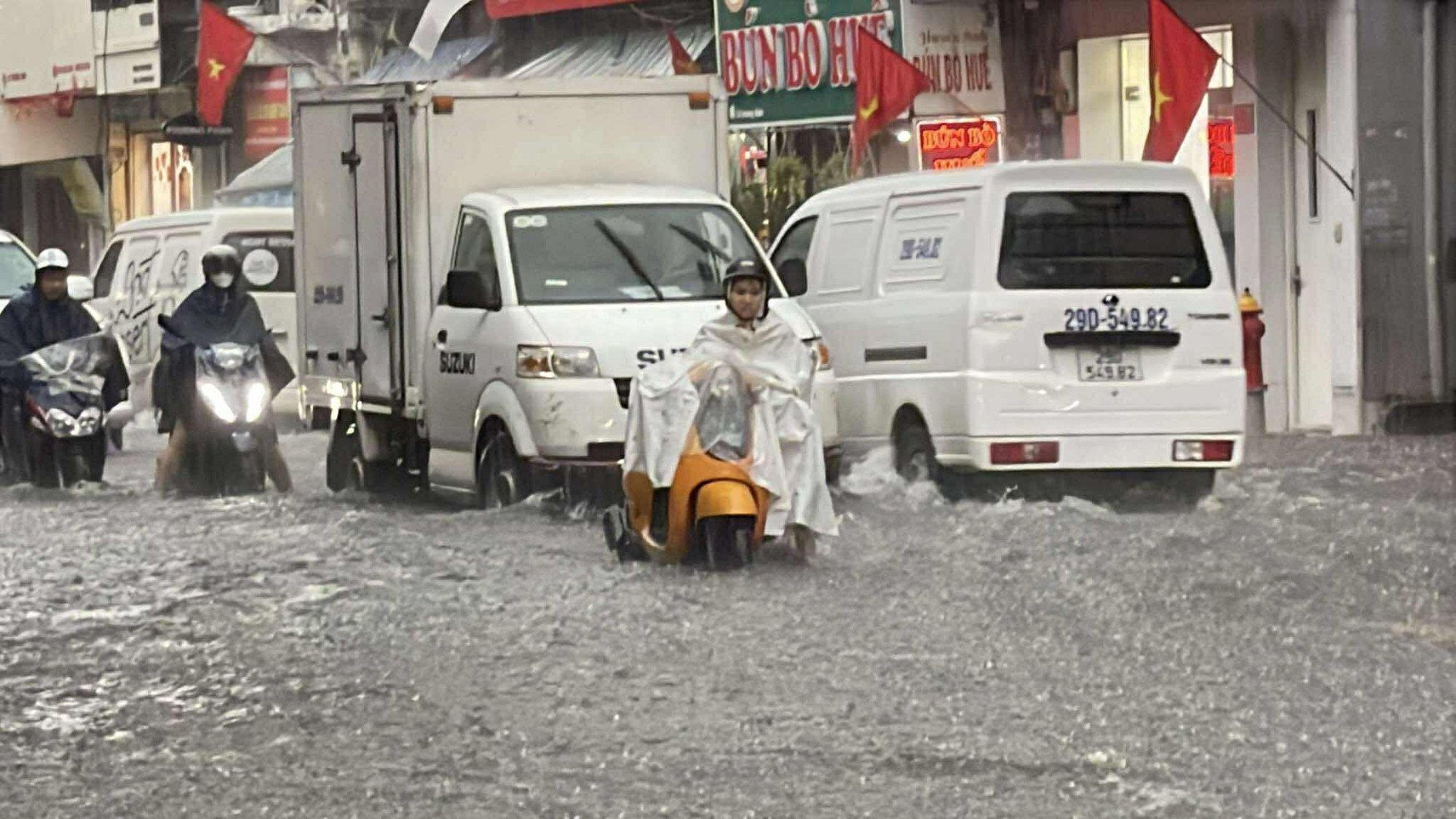 Hà Nội mưa to do ảnh hưởng bão số 5, đường phố ngập nặng, giao thông ách tắc- Ảnh 19. Hà Nội mưa to do ảnh hưởng bão số 5, đường phố ngập nặng, giao thông ách tắc- Ảnh 19.