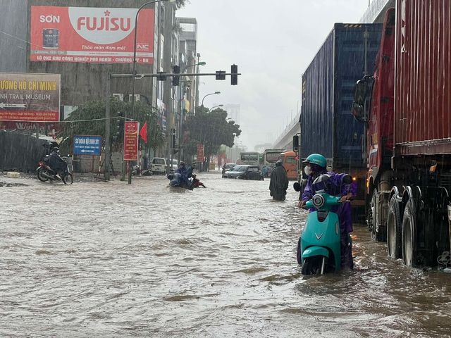 Hà Nội mưa to do ảnh hưởng bão số 5, đường phố ngập nặng, giao thông ách tắc- Ảnh 14. Hà Nội mưa to do ảnh hưởng bão số 5, đường phố ngập nặng, giao thông ách tắc- Ảnh 14.
